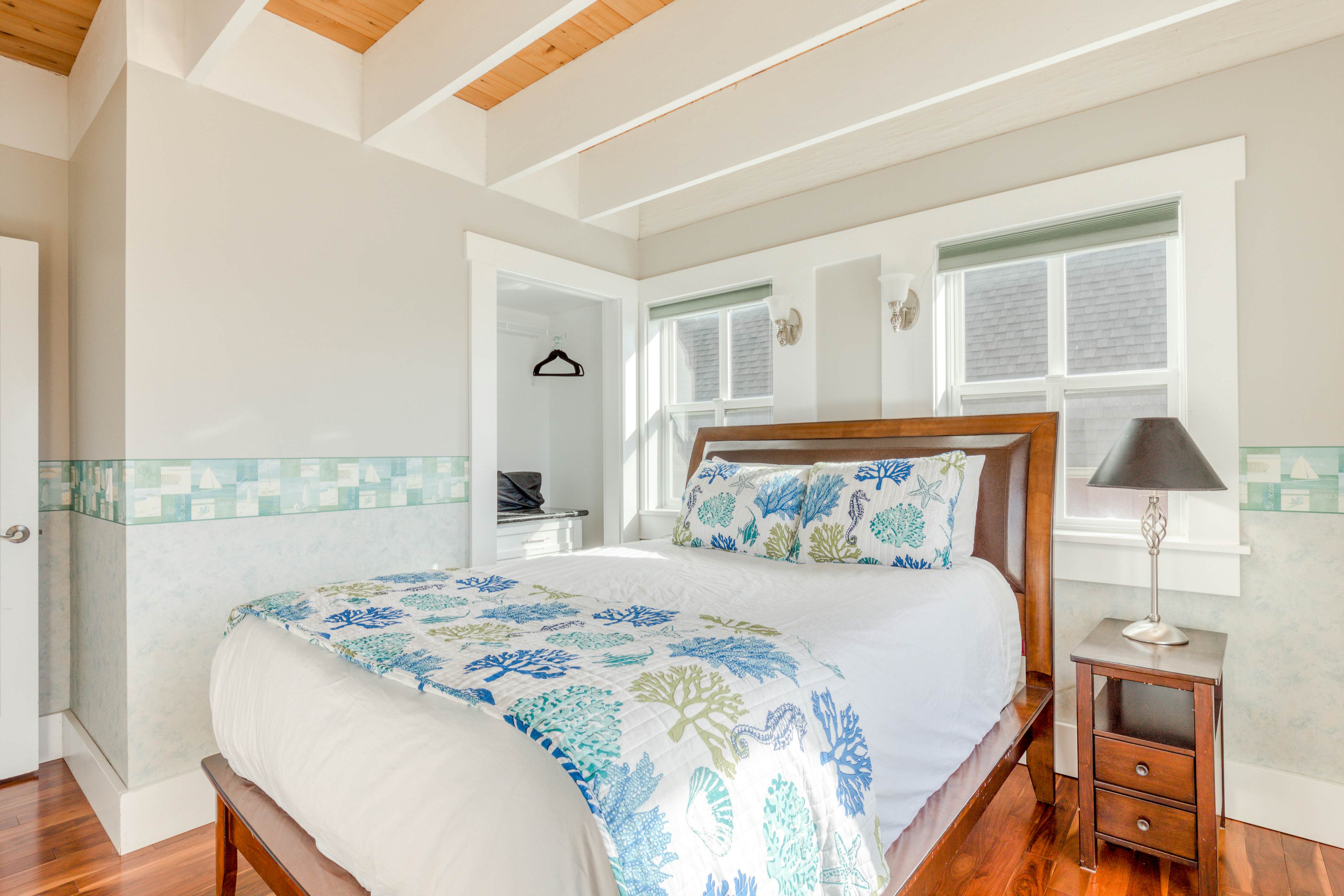 Elegant home with sauna, private hot tub & ocean views - accessible by elevator