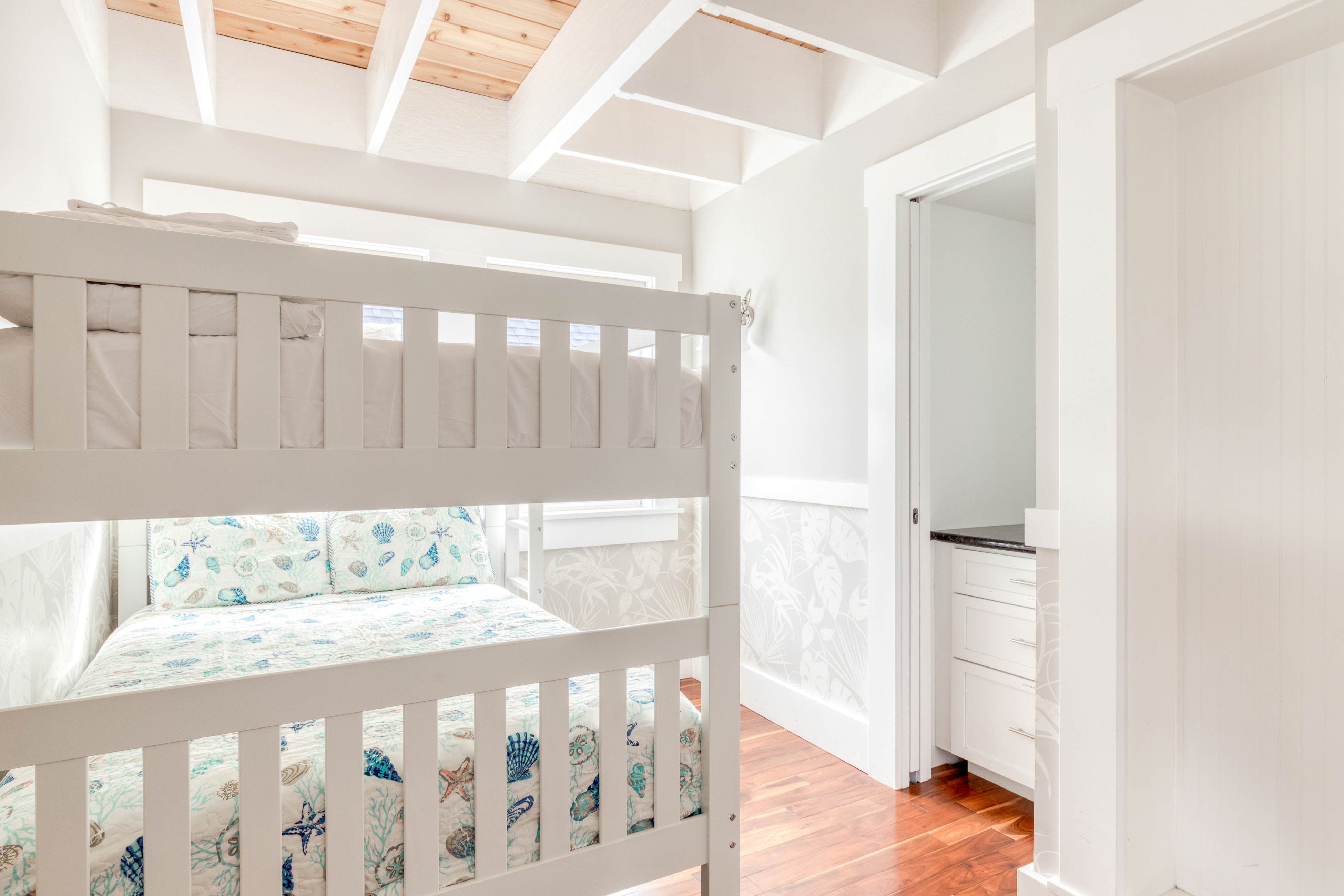 Elegant home with sauna, private hot tub & ocean views - accessible by elevator