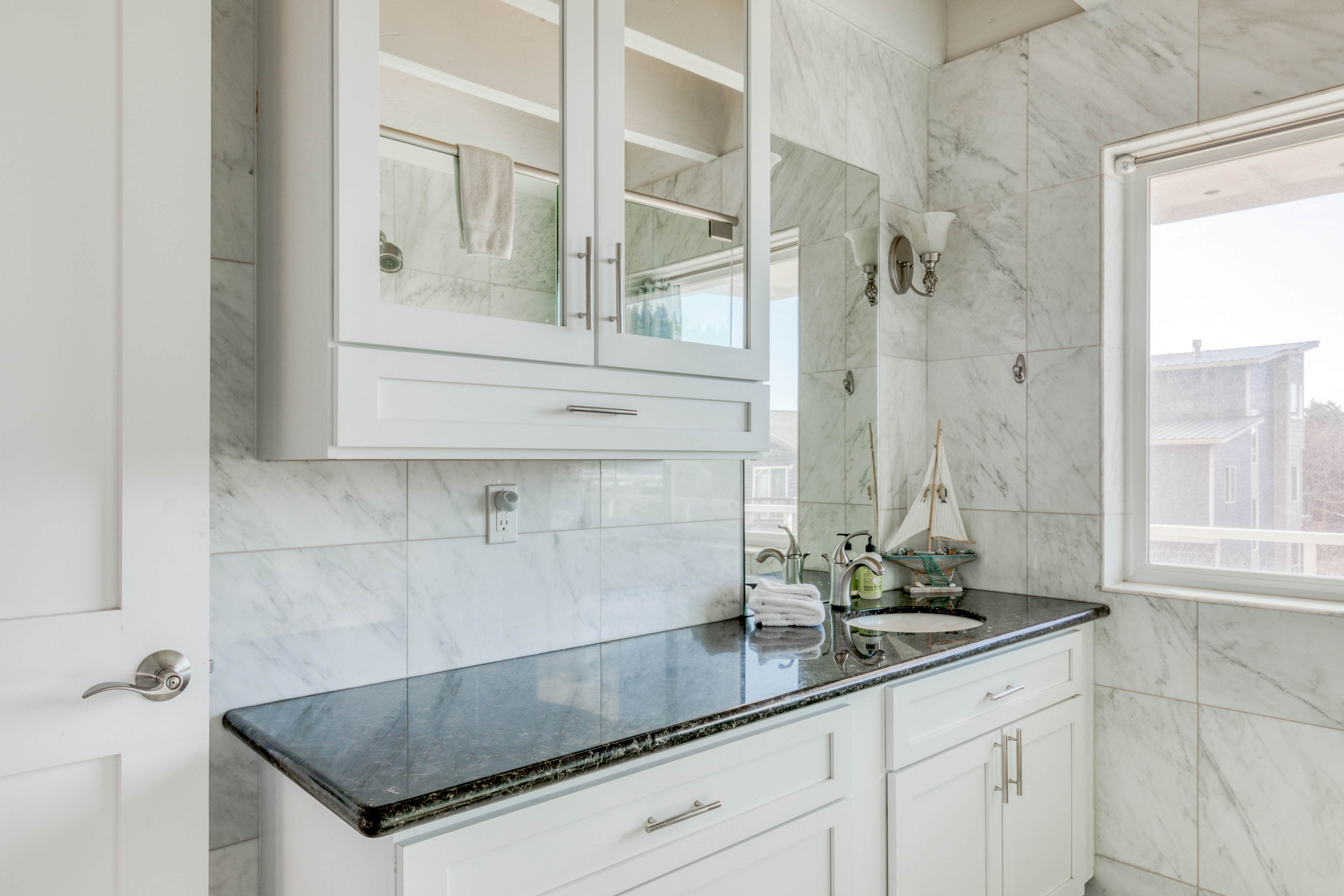 Elegant home with sauna, private hot tub & ocean views - accessible by elevator