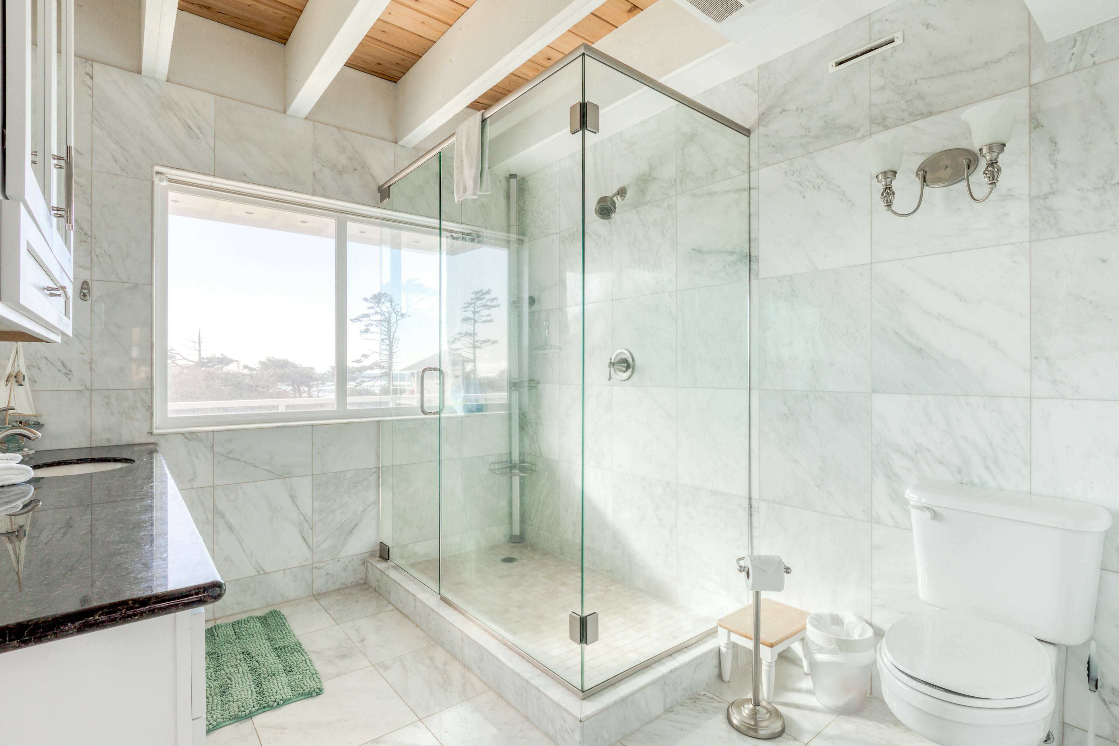 Elegant home with sauna, private hot tub & ocean views - accessible by elevator