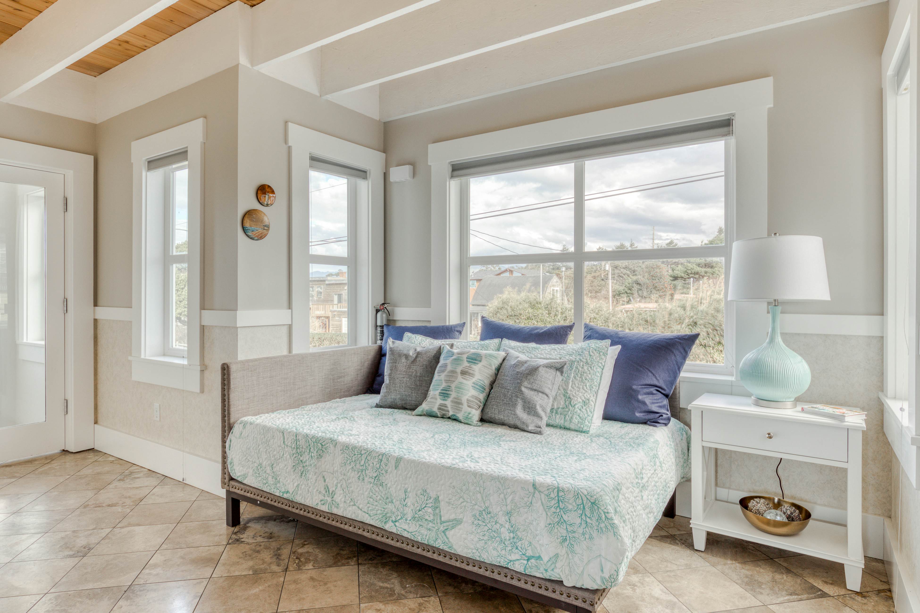 Elegant home with sauna, private hot tub & ocean views - accessible by elevator