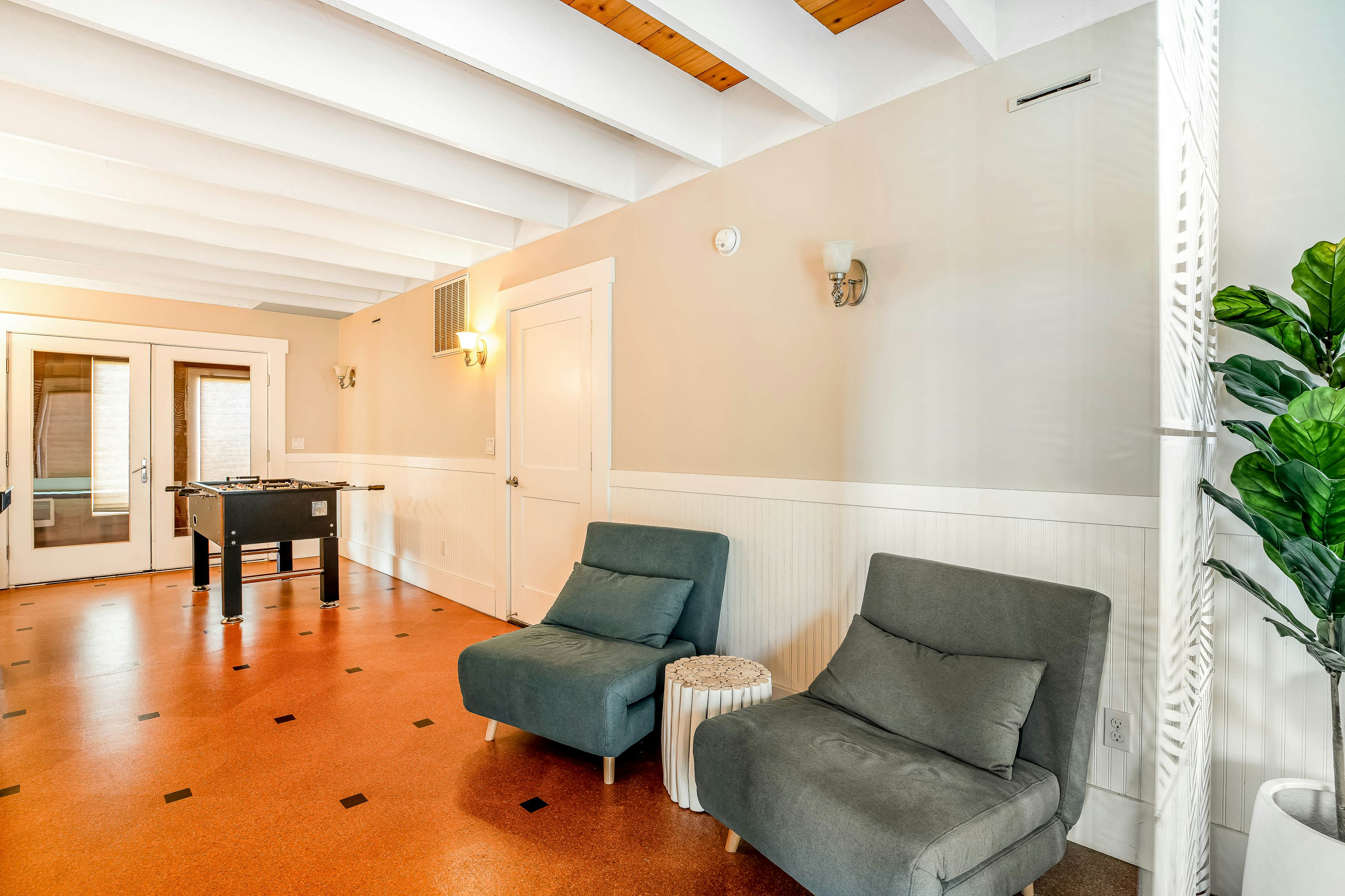 Elegant home with sauna, private hot tub & ocean views - accessible by elevator