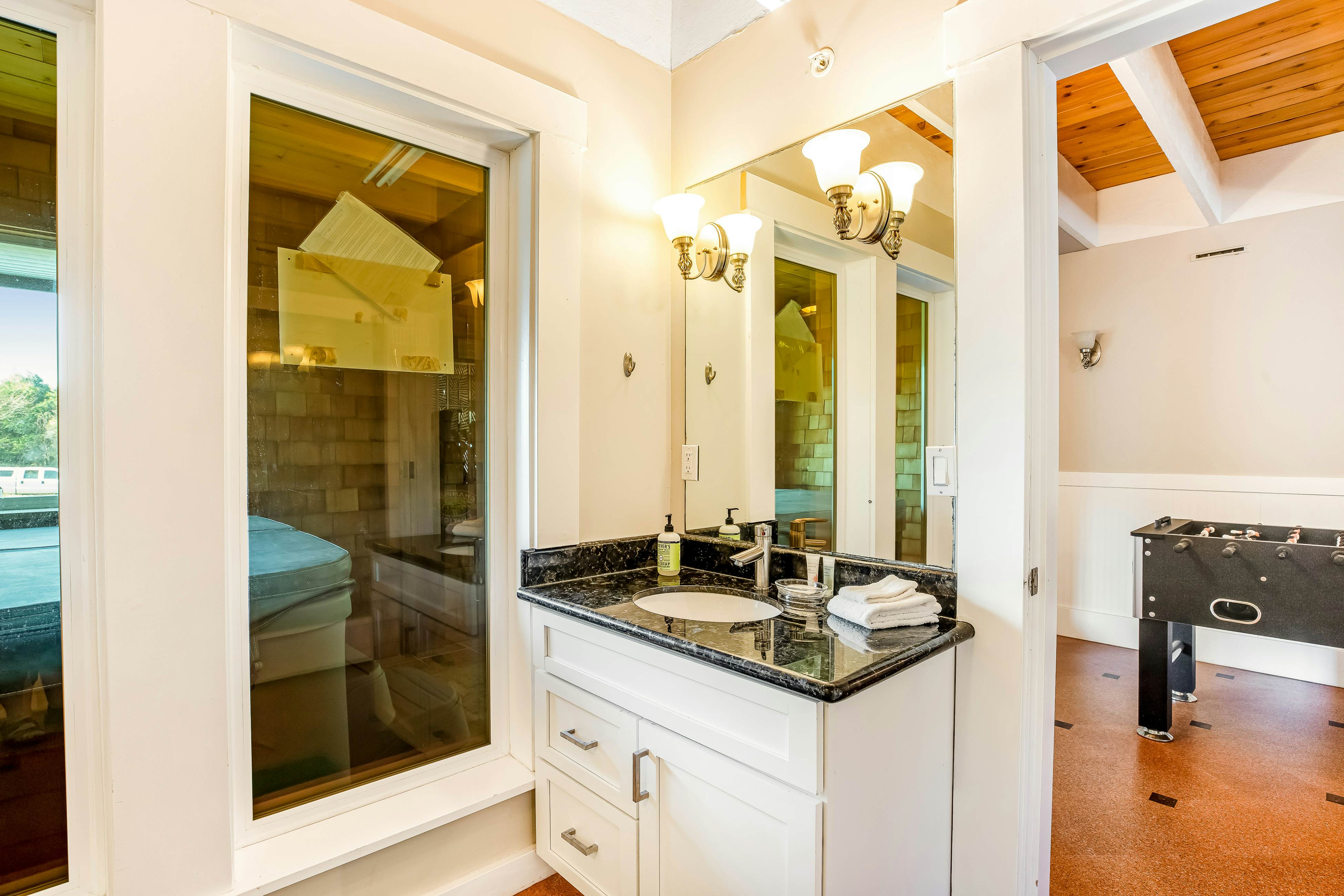 Elegant home with sauna, private hot tub & ocean views - accessible by elevator