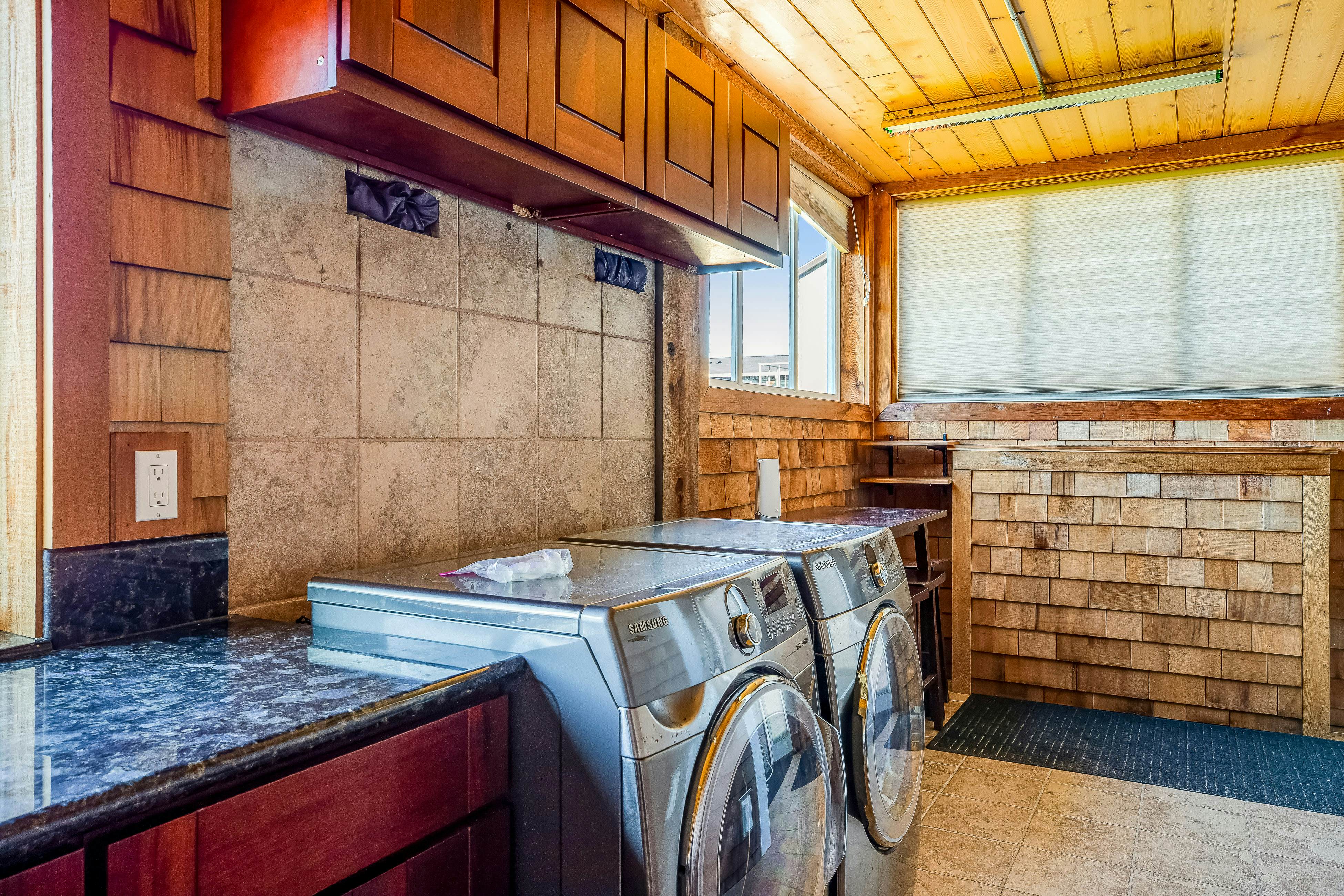 Elegant home with sauna, private hot tub & ocean views - accessible by elevator