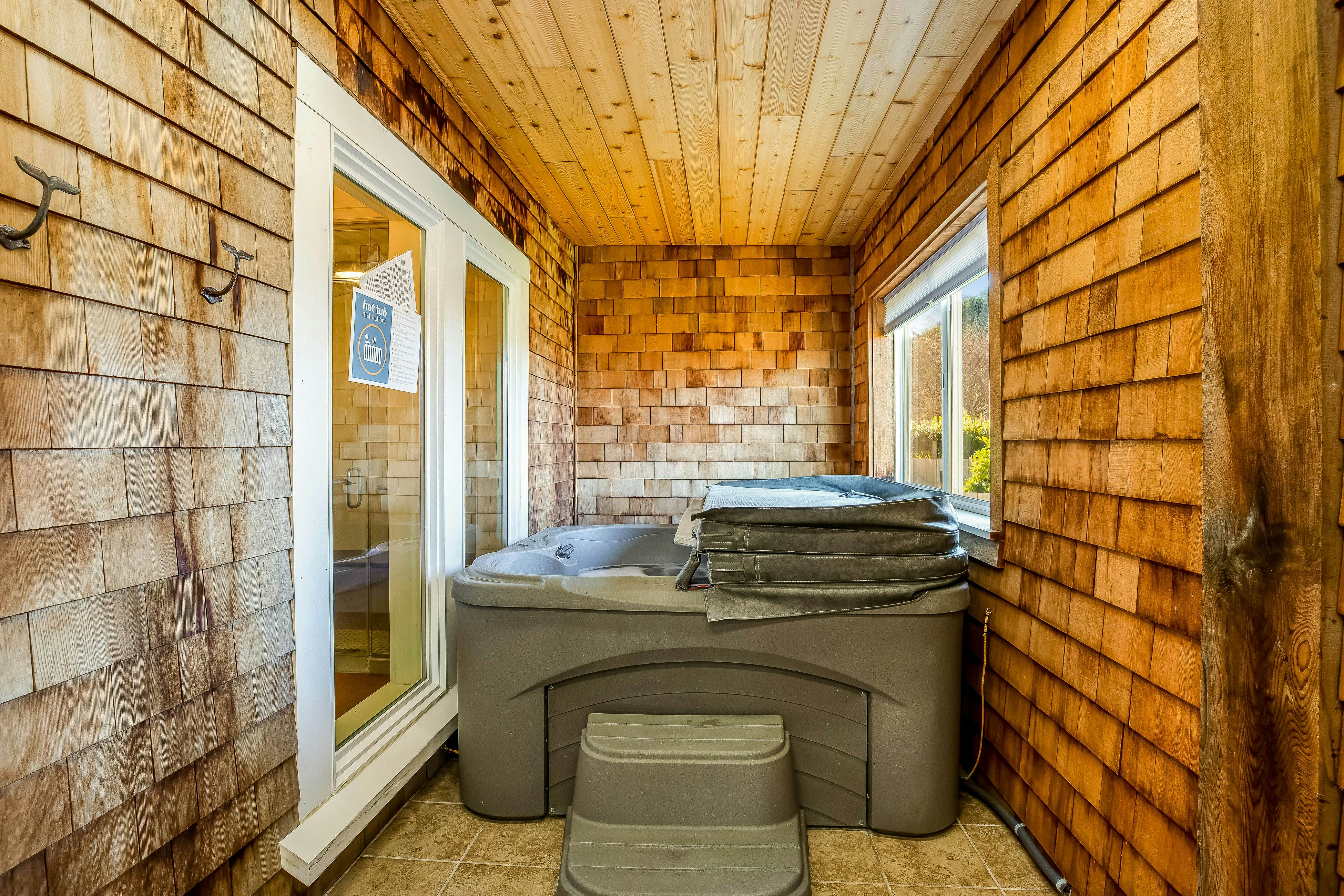 Elegant home with sauna, private hot tub & ocean views - accessible by elevator