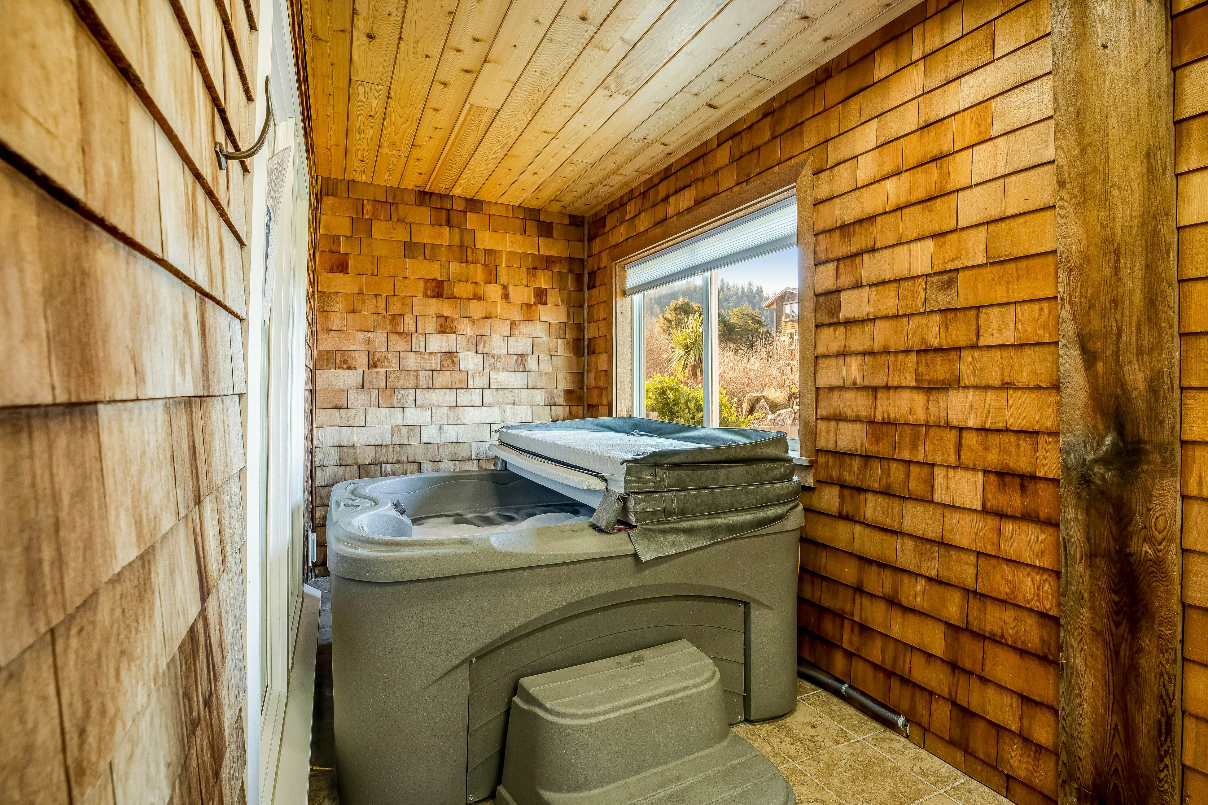 Elegant home with sauna, private hot tub & ocean views - accessible by elevator