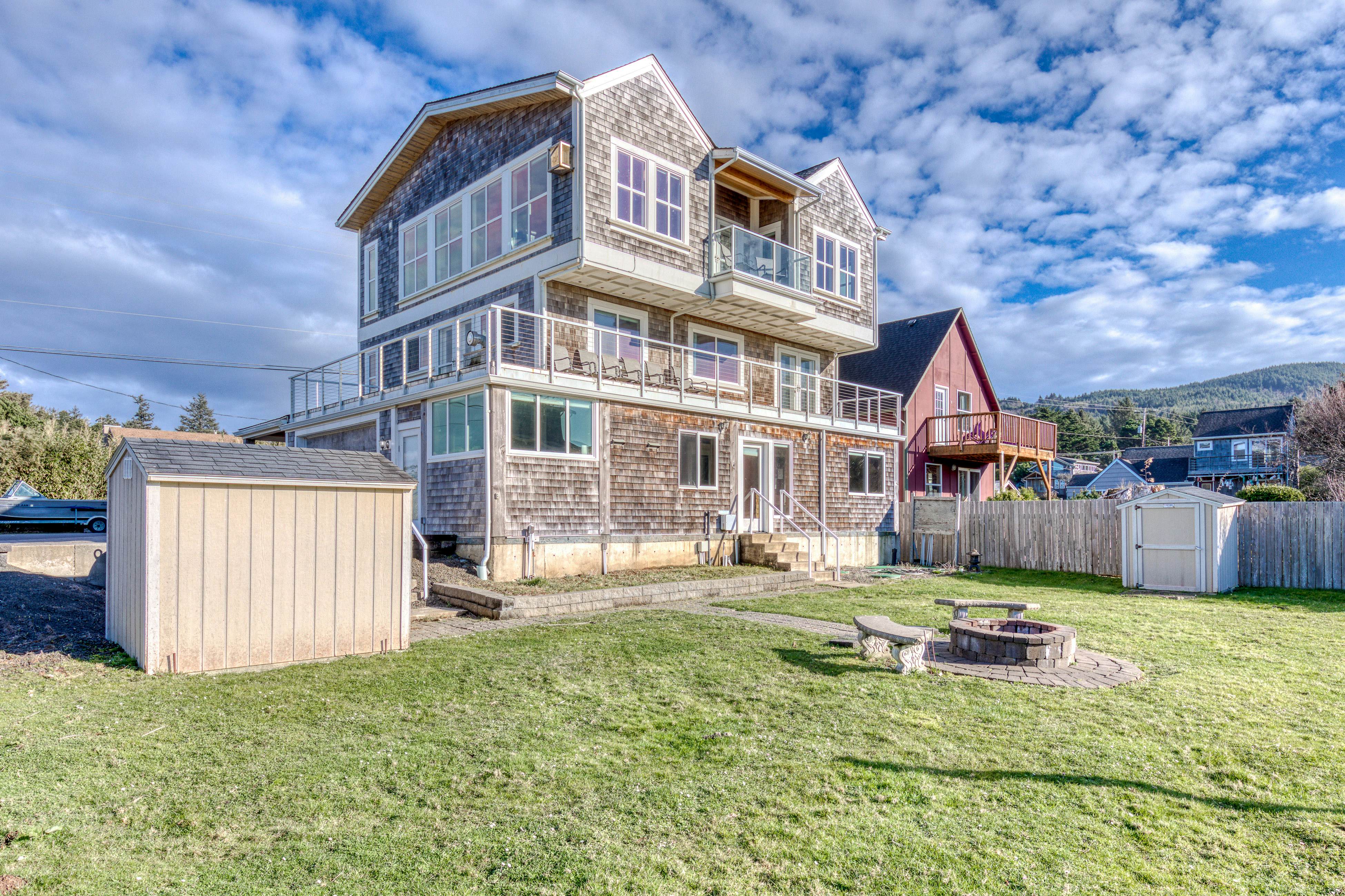 Elegant home with sauna, private hot tub & ocean views - accessible by elevator