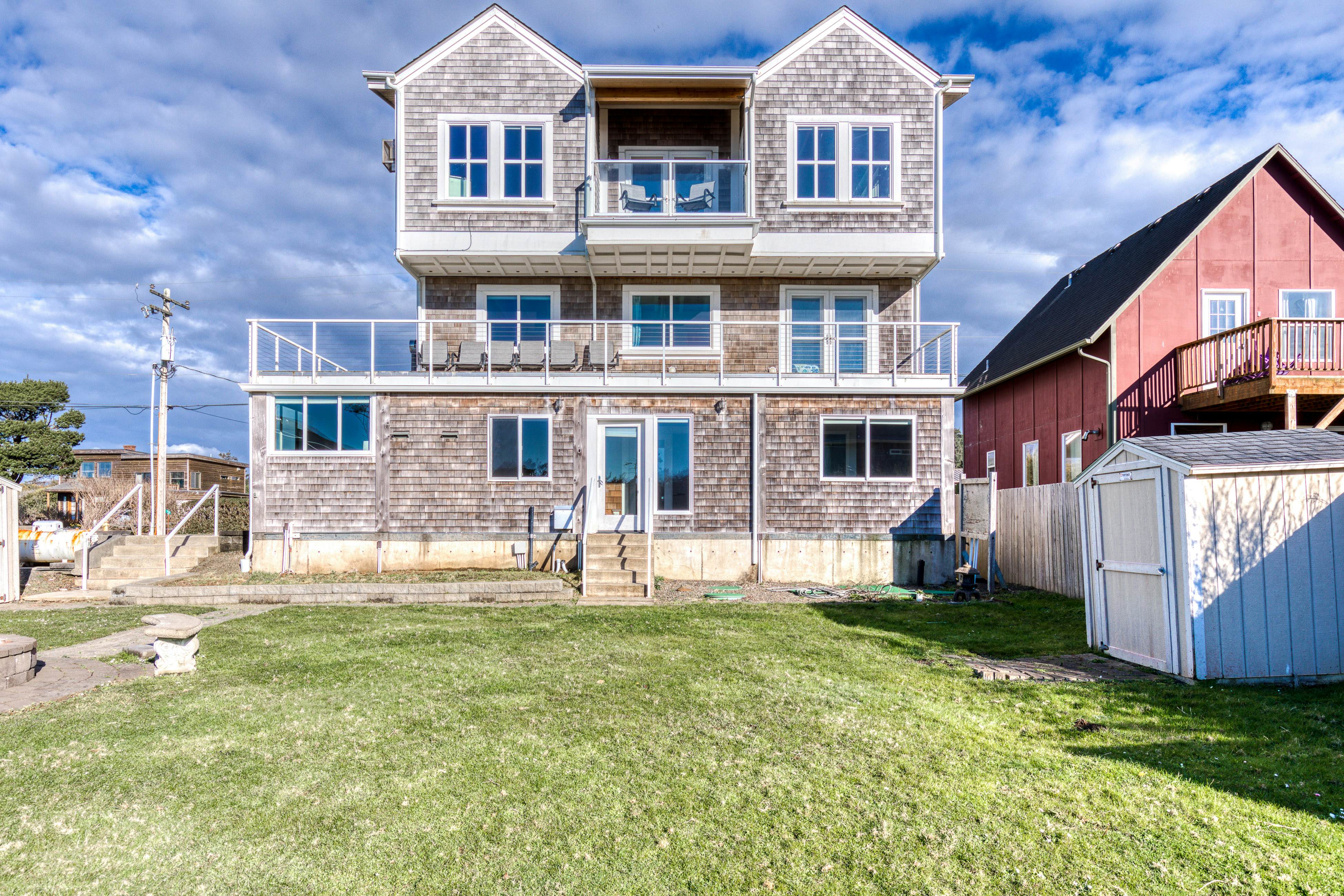 Elegant home with sauna, private hot tub & ocean views - accessible by elevator