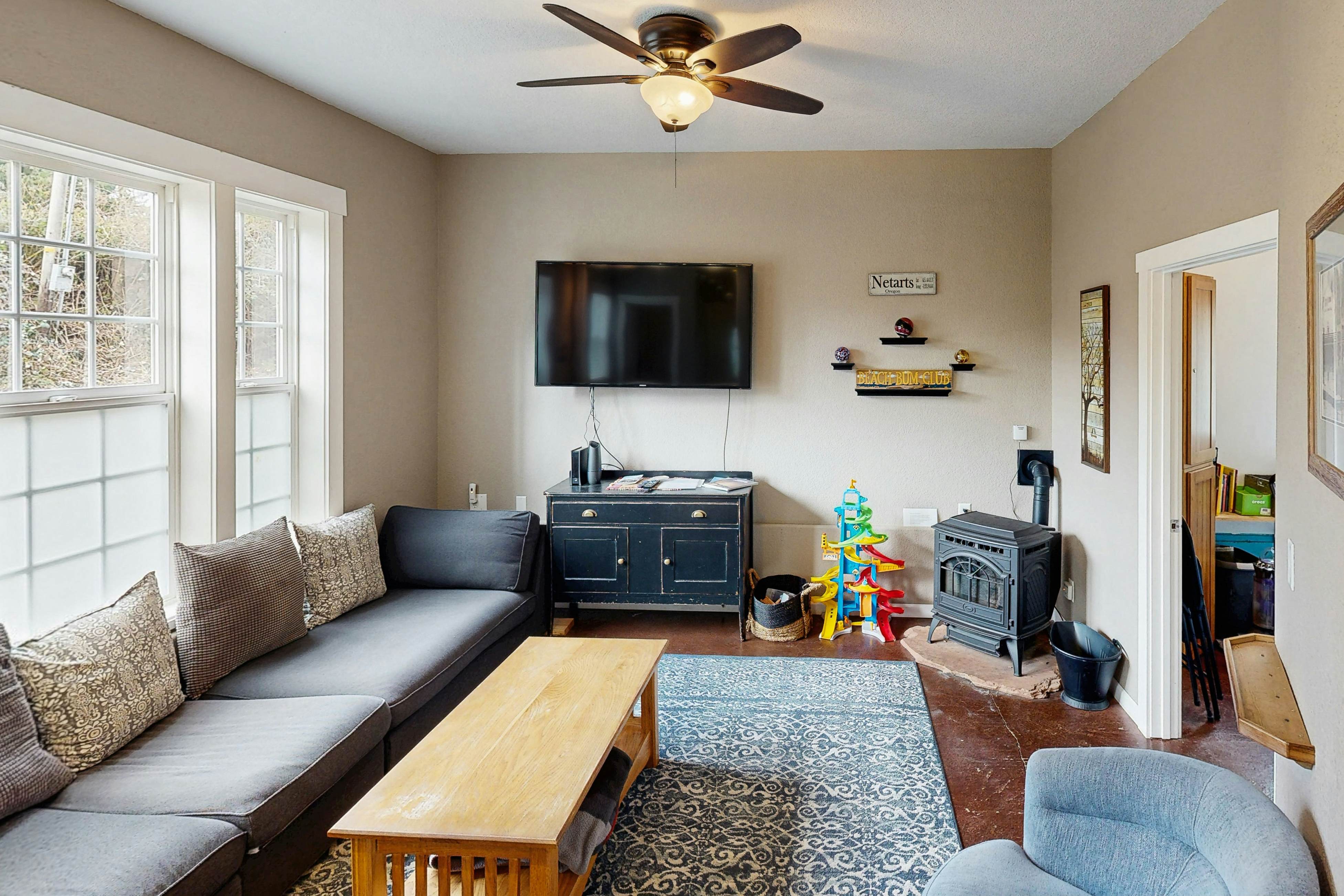 Cozy cabin with fireplace & WiFi, fishing & boats welcome - dog friendly