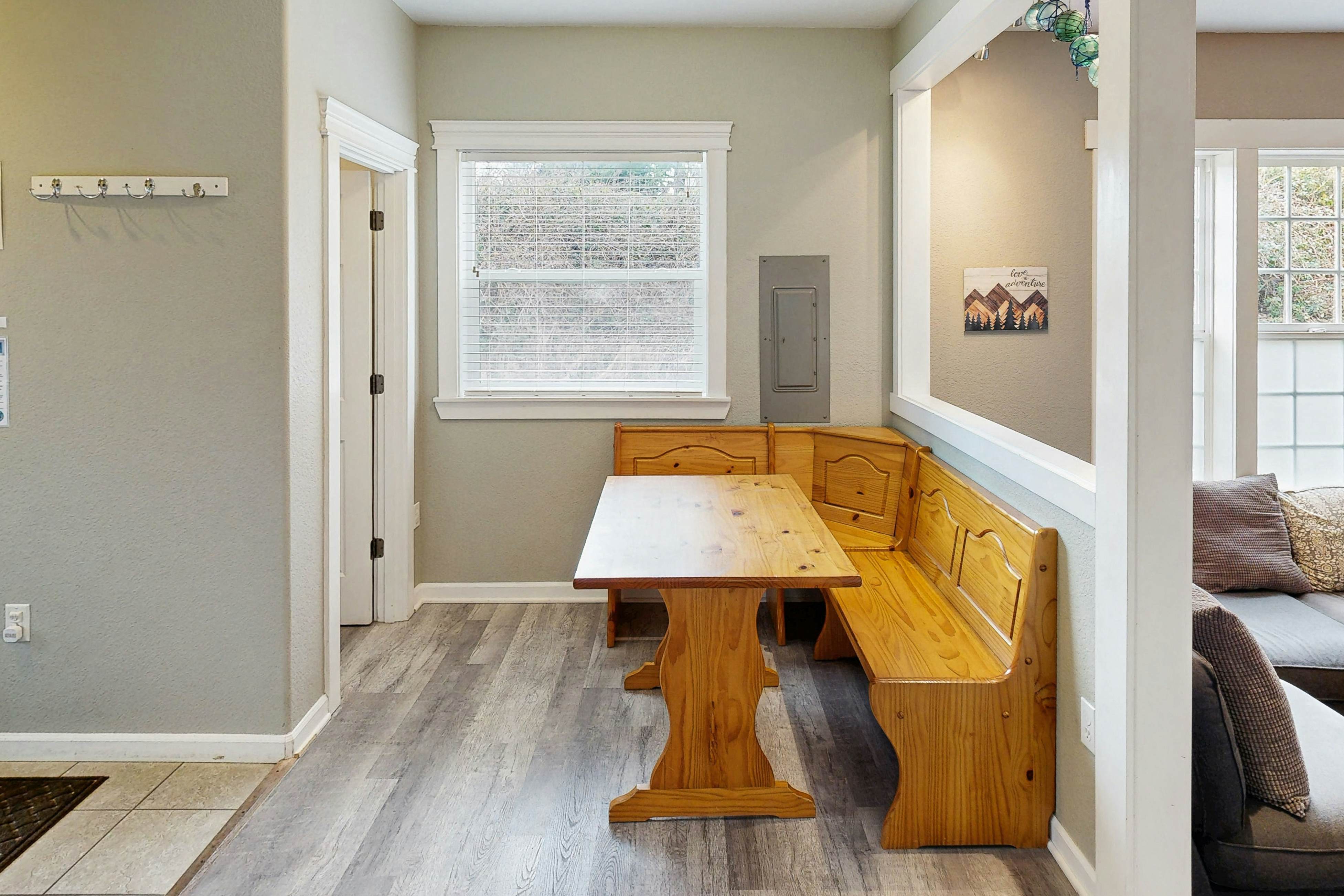 Cozy cabin with fireplace & WiFi, fishing & boats welcome - dog friendly