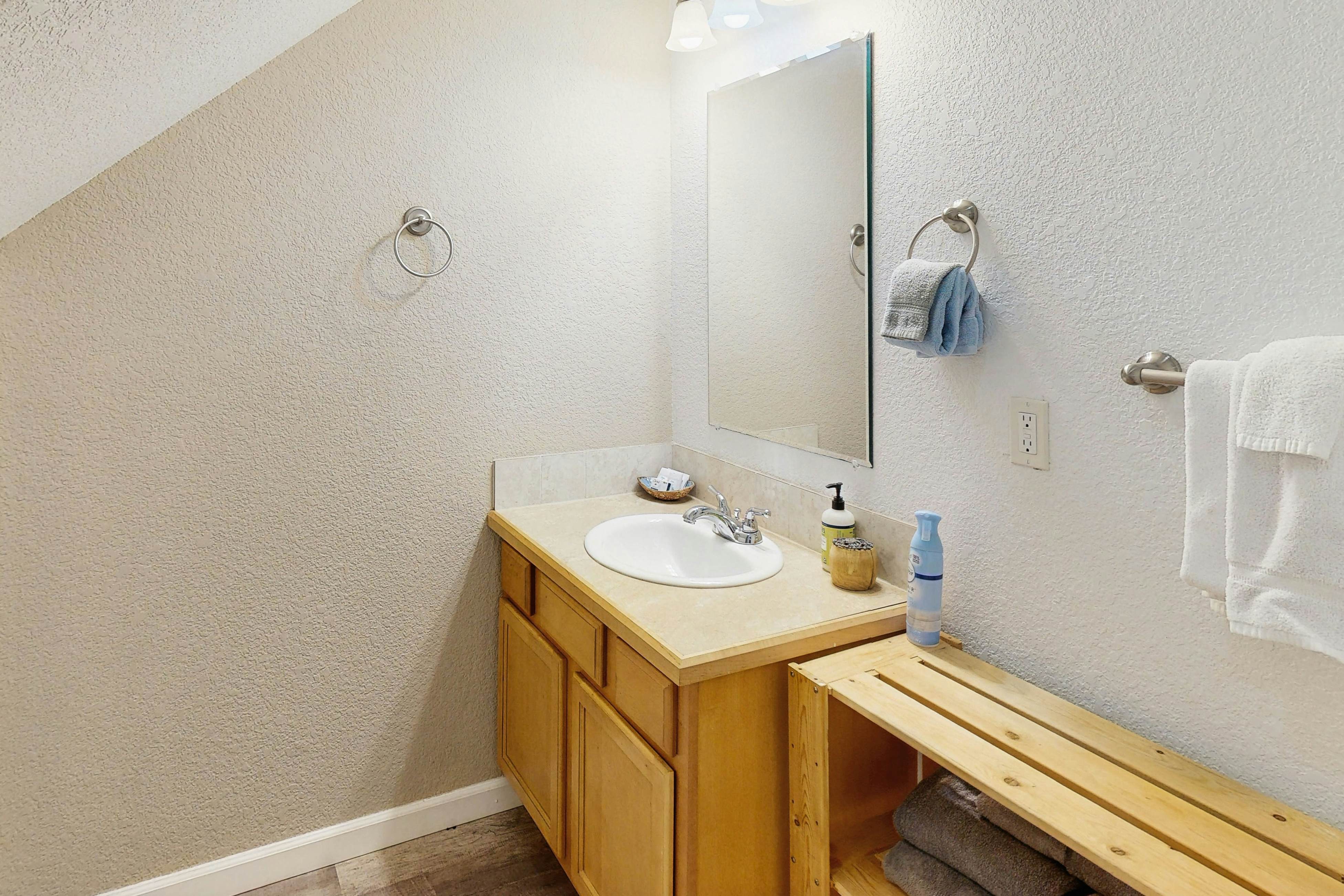 Cozy cabin with fireplace & WiFi, fishing & boats welcome - dog friendly