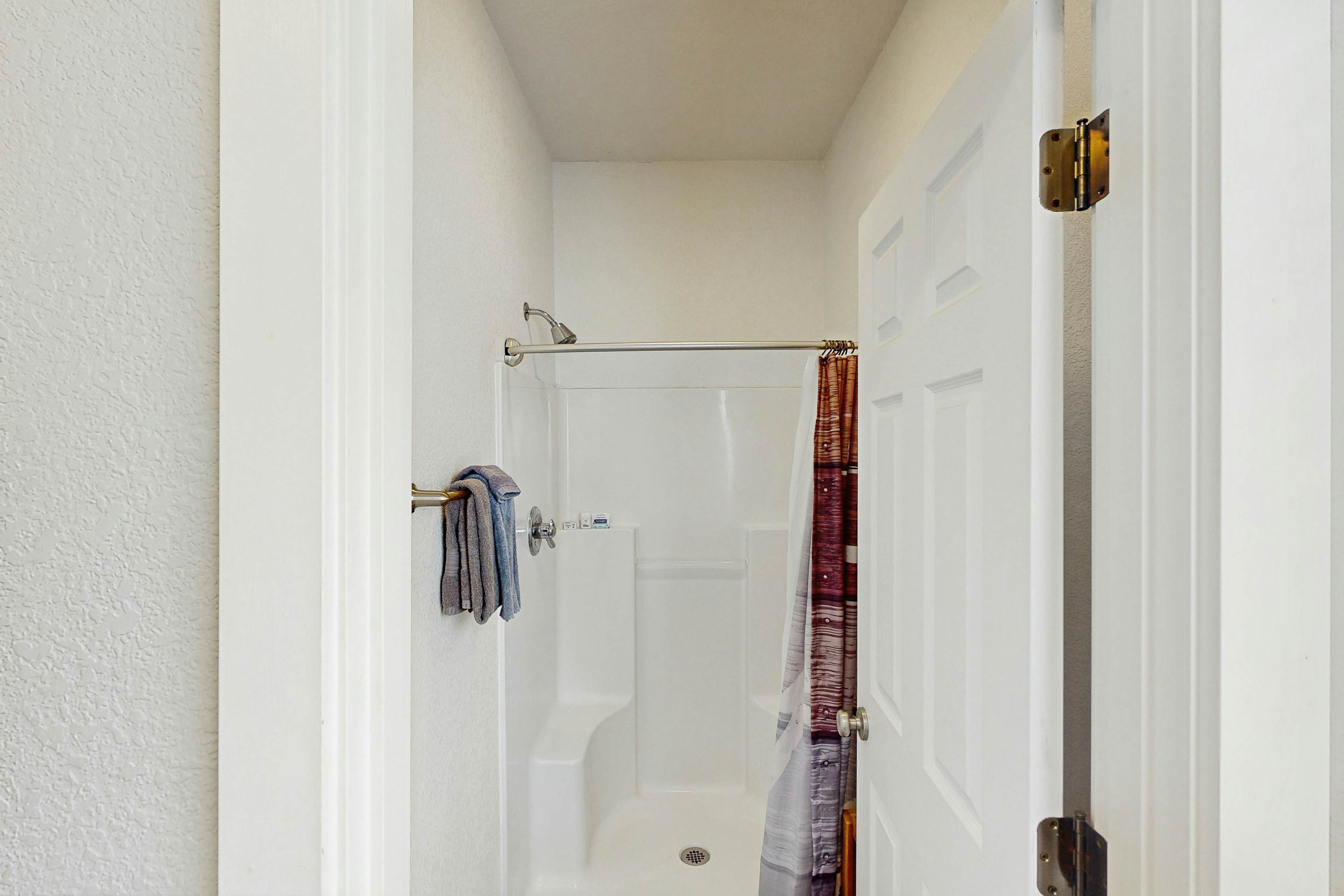 Cozy cabin with fireplace & WiFi, fishing & boats welcome - dog friendly