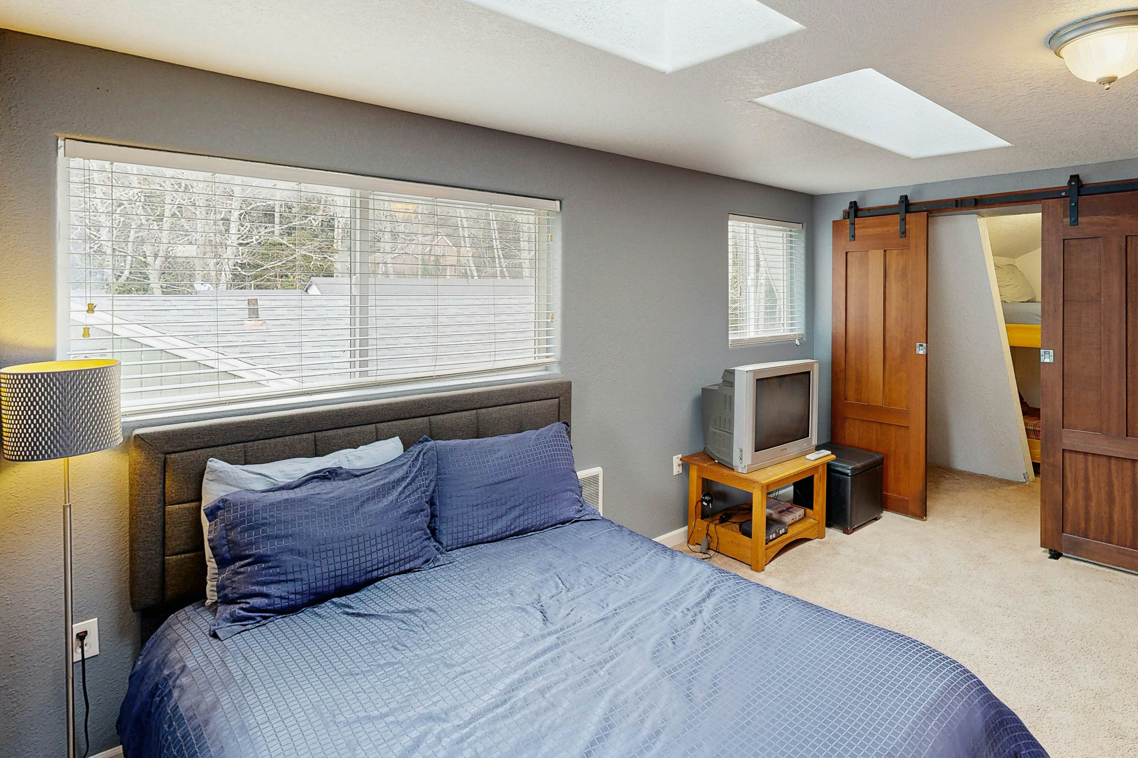 Cozy cabin with fireplace & WiFi, fishing & boats welcome - dog friendly