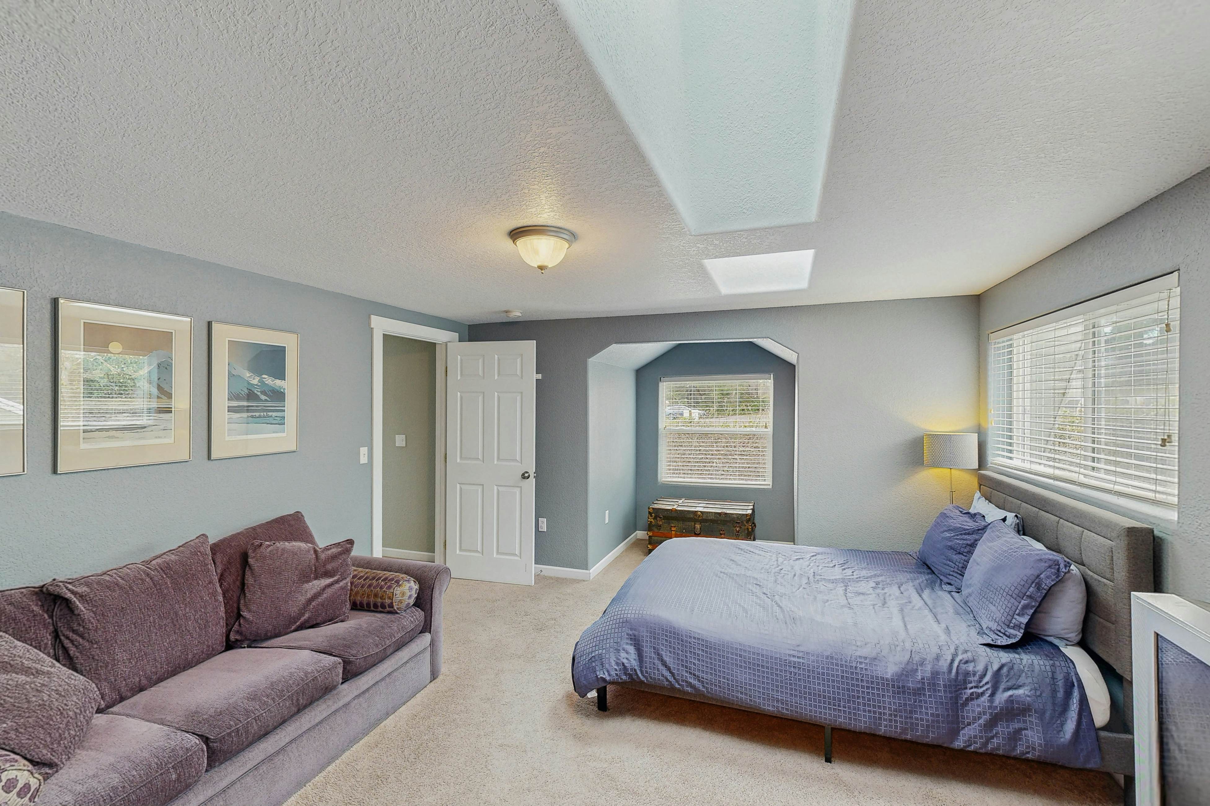 Cozy cabin with fireplace & WiFi, fishing & boats welcome - dog friendly