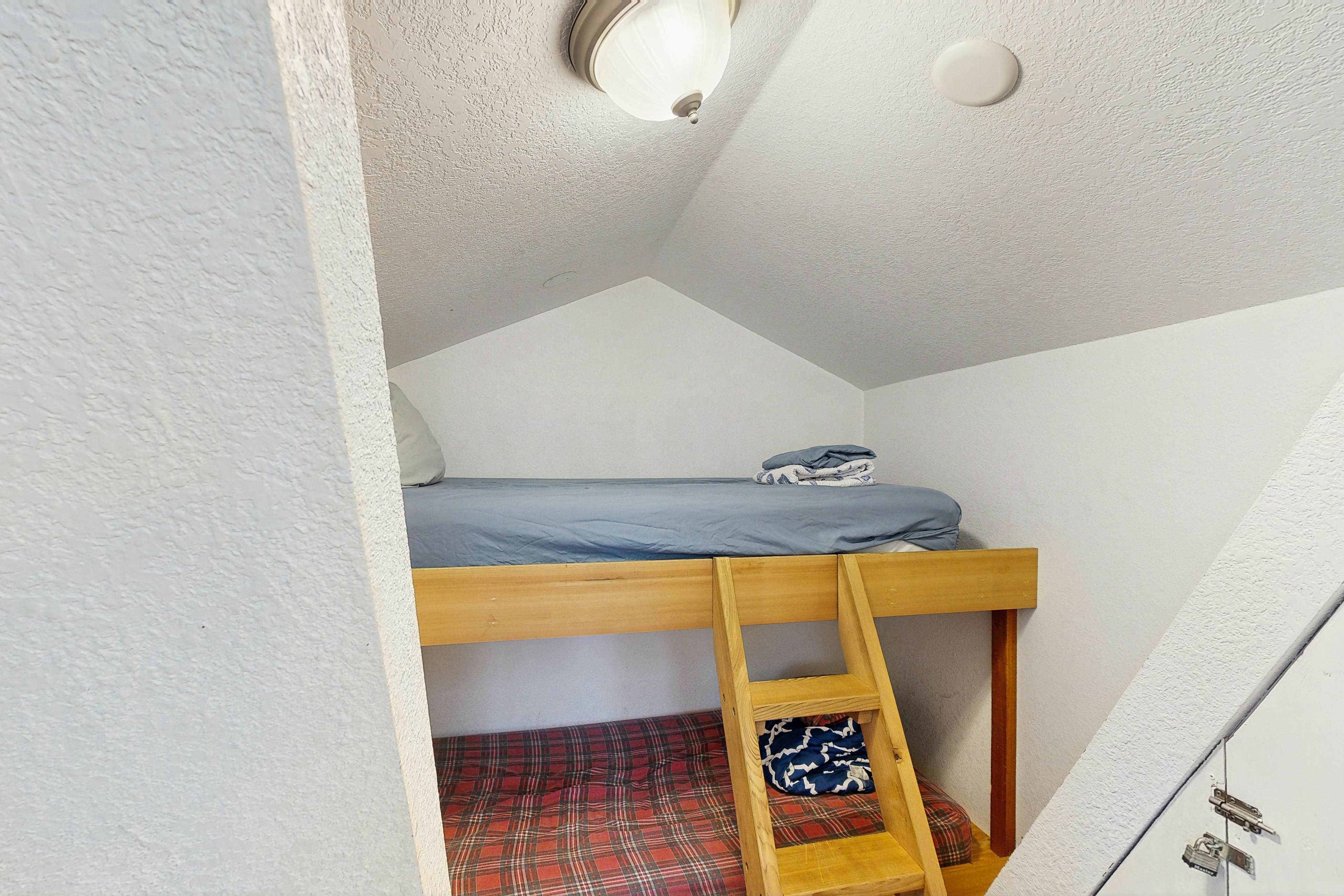 Cozy cabin with fireplace & WiFi, fishing & boats welcome - dog friendly