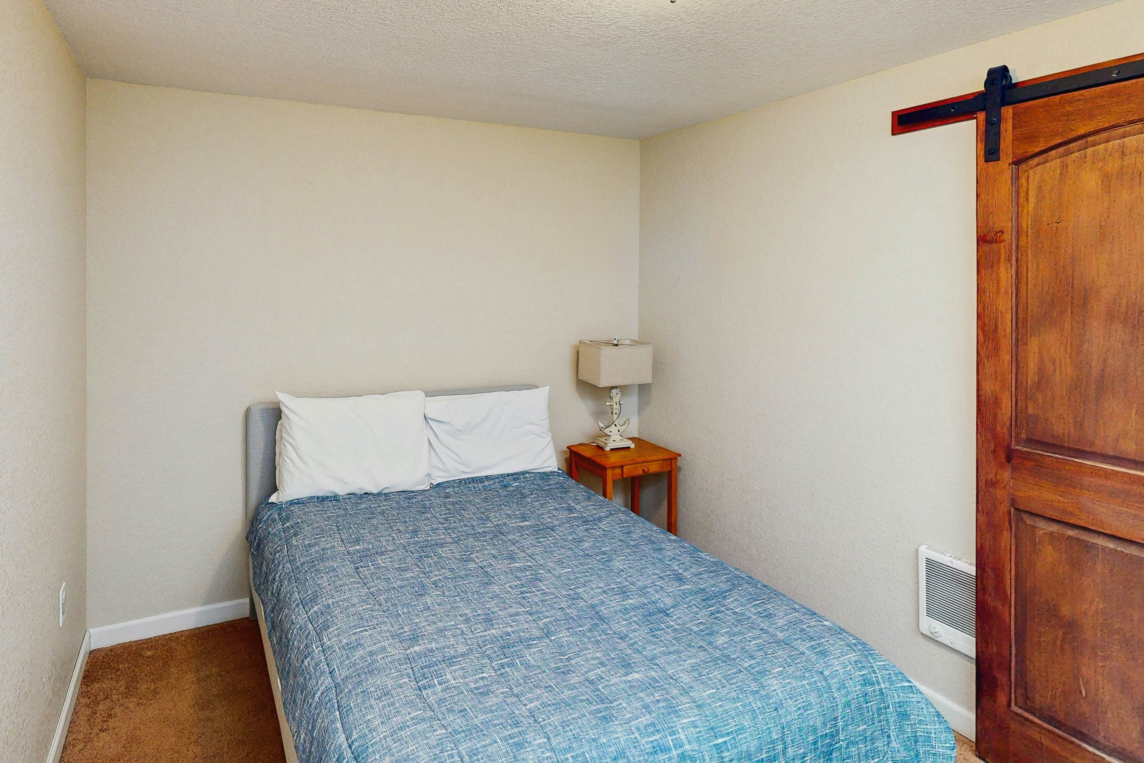 Cozy cabin with fireplace & WiFi, fishing & boats welcome - dog friendly