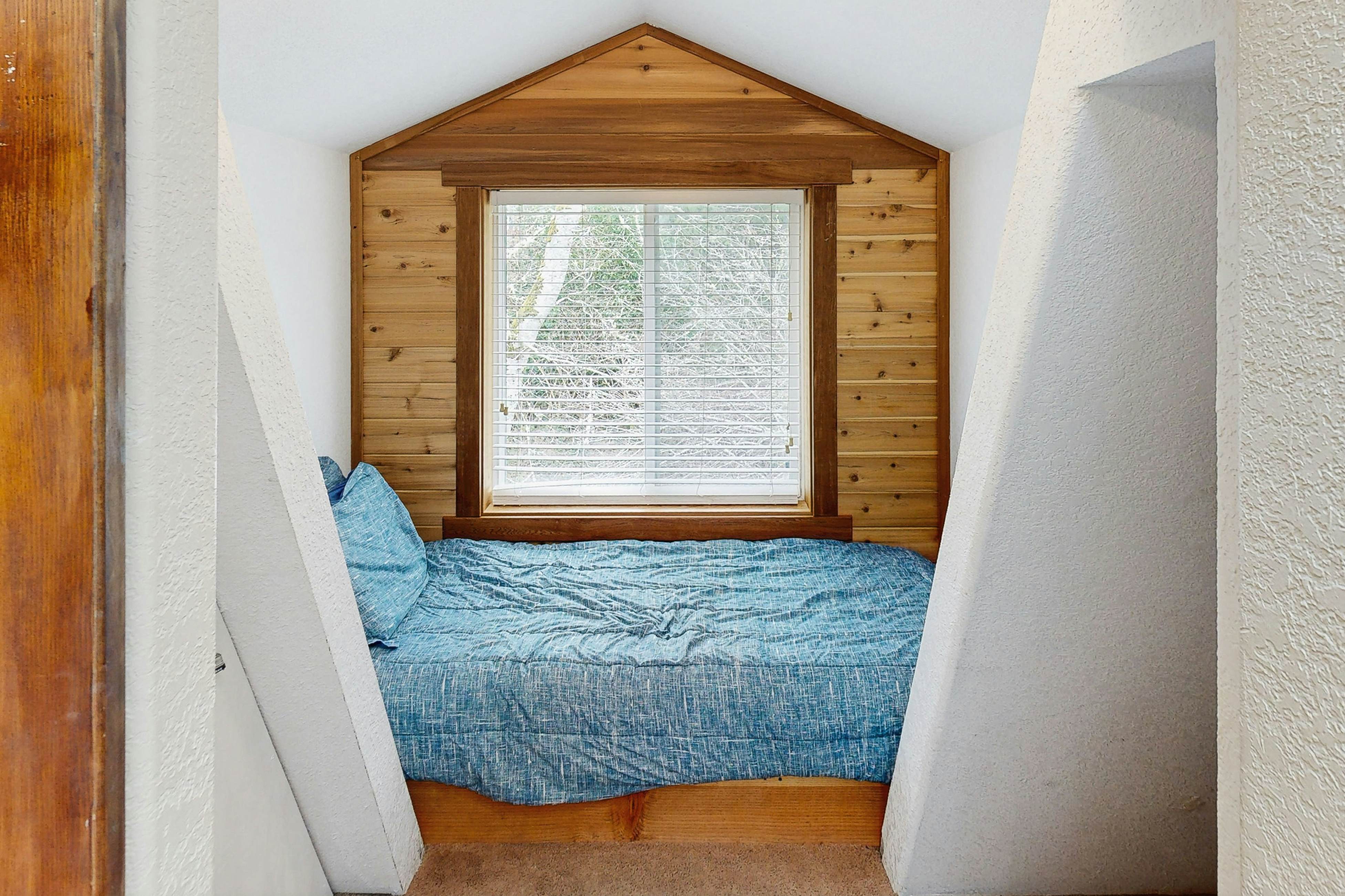 Cozy cabin with fireplace & WiFi, fishing & boats welcome - dog friendly