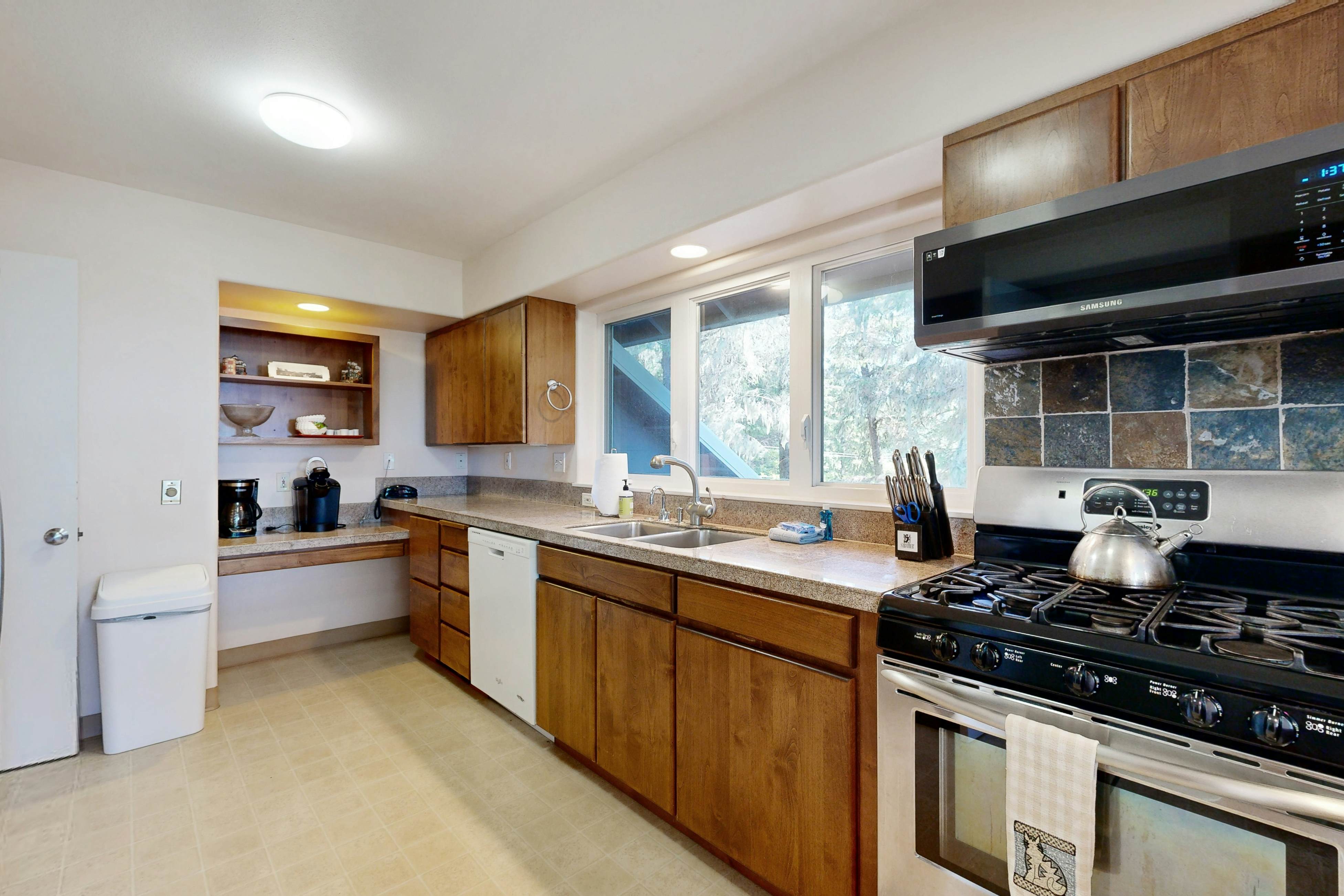 Custom dog-friendly home with Netarts Bay views - includes a separate casita