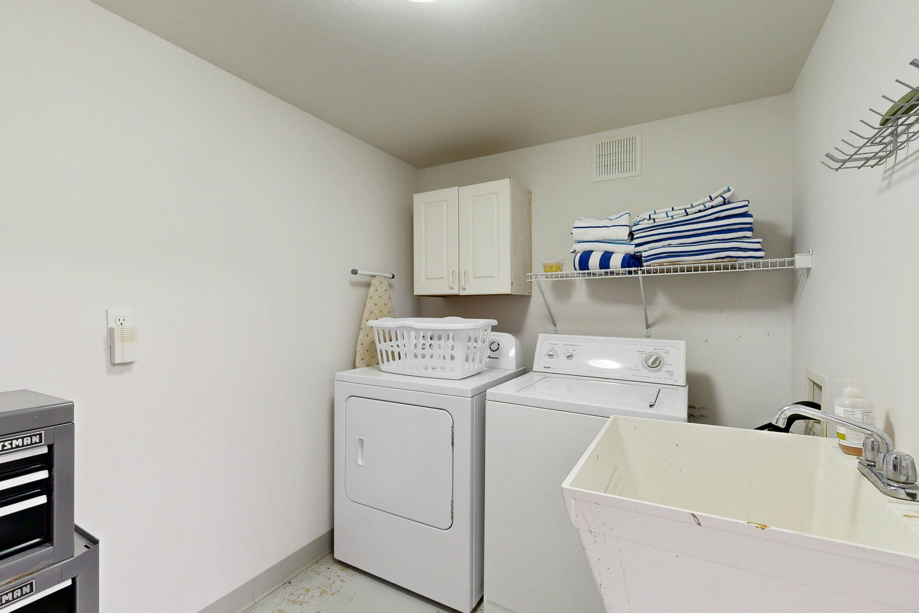 Custom dog-friendly home with Netarts Bay views - includes a separate casita