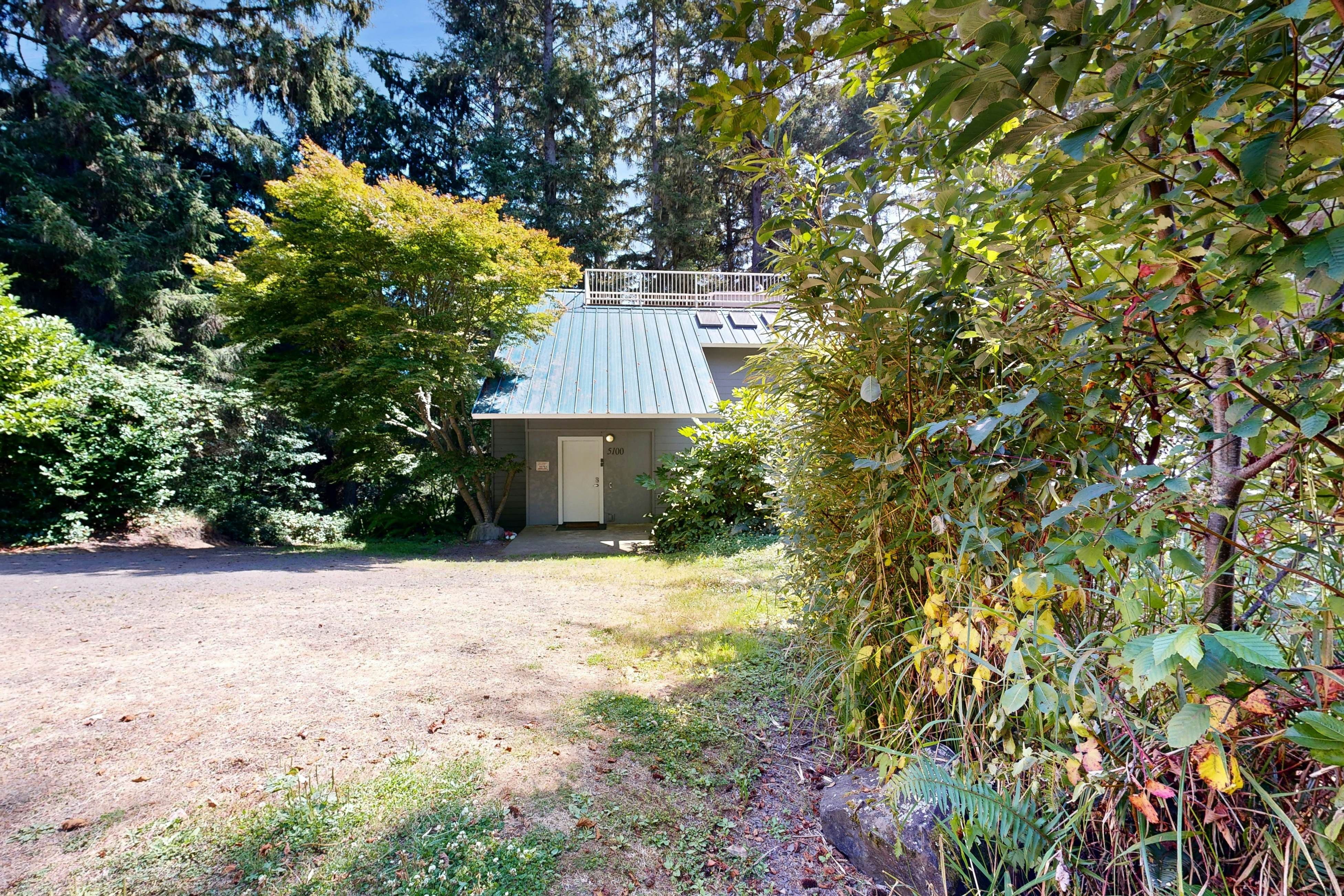 Custom dog-friendly home with Netarts Bay views - includes a separate casita