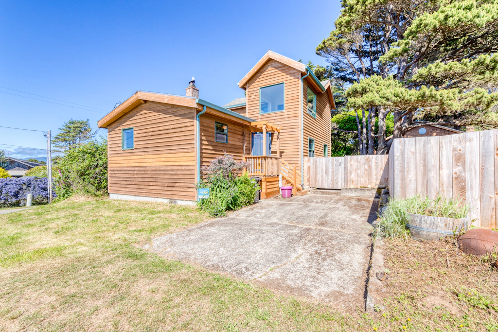 Dog friendly house near beach with hot tub fireplace enclosed yard full kitchen