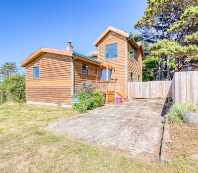 Dog friendly house near beach with hot tub fireplace enclosed yard full kitchen