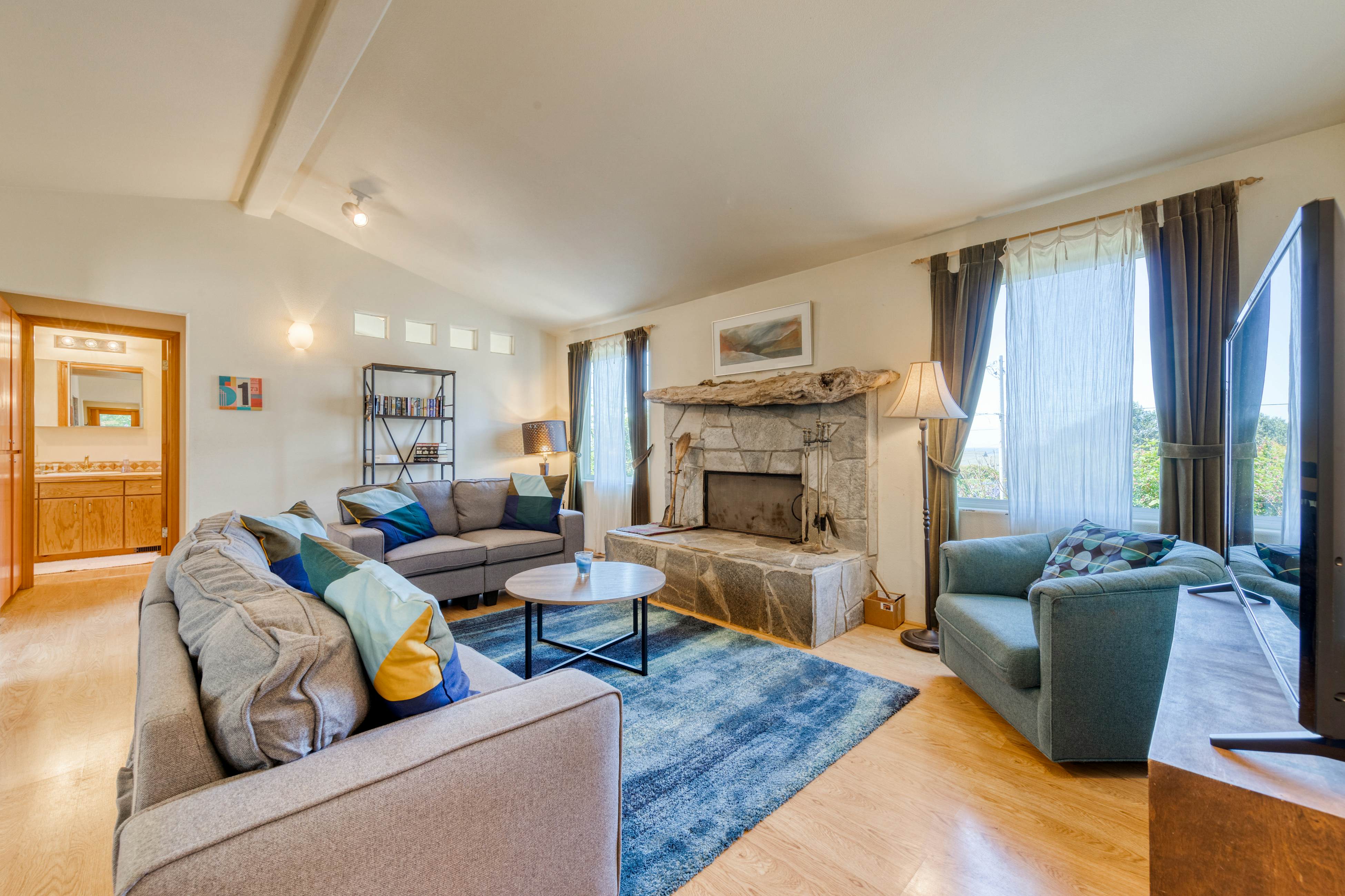 Dog-friendly house near beach w/ hot tub, fireplace, enclosed yard, full kitchen