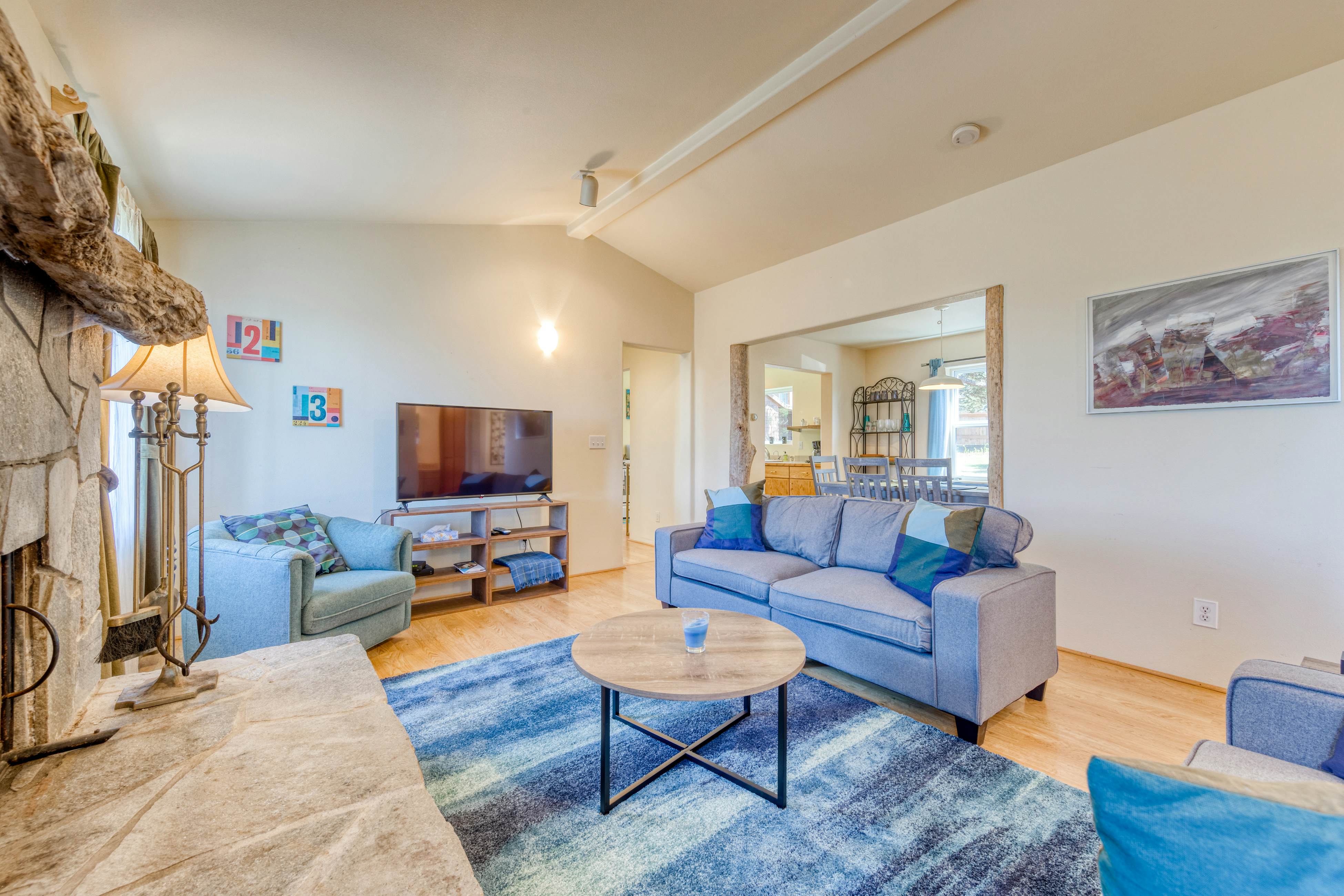 Dog-friendly house near beach w/ hot tub, fireplace, enclosed yard, full kitchen