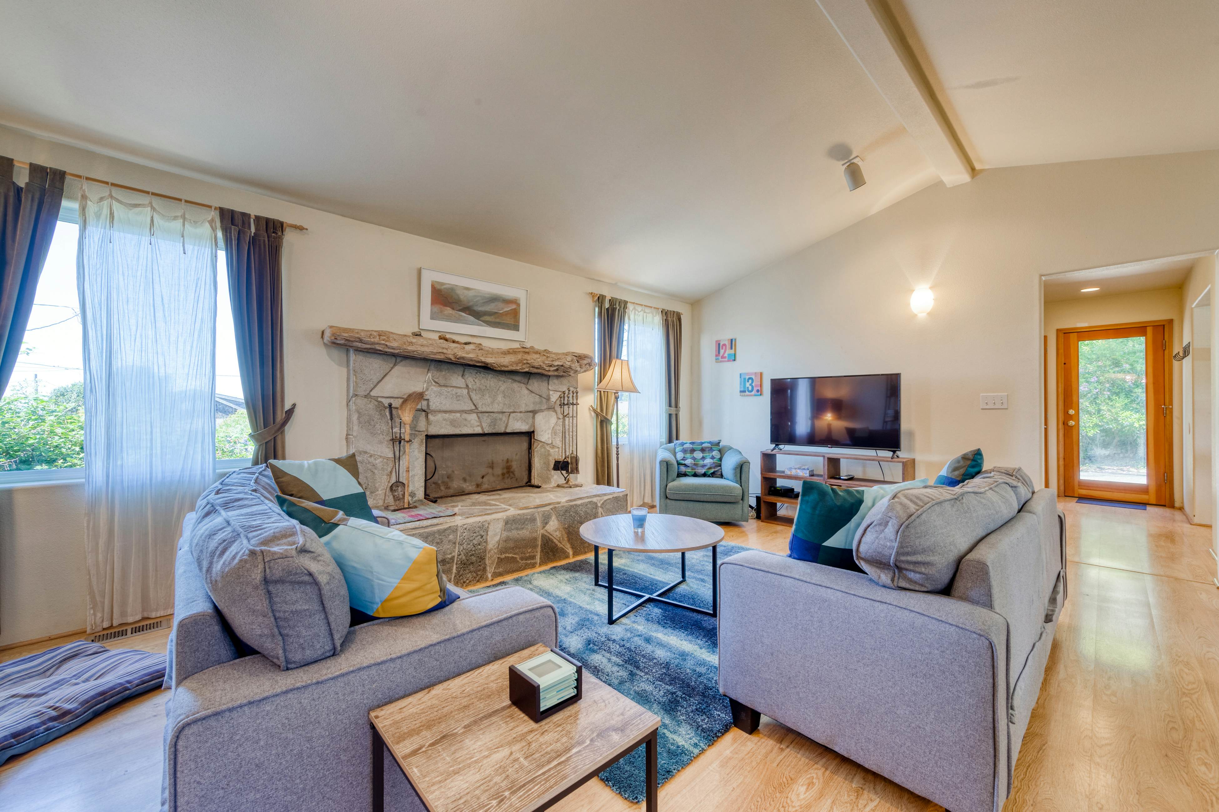 Dog-friendly house near beach w/ hot tub, fireplace, enclosed yard, full kitchen