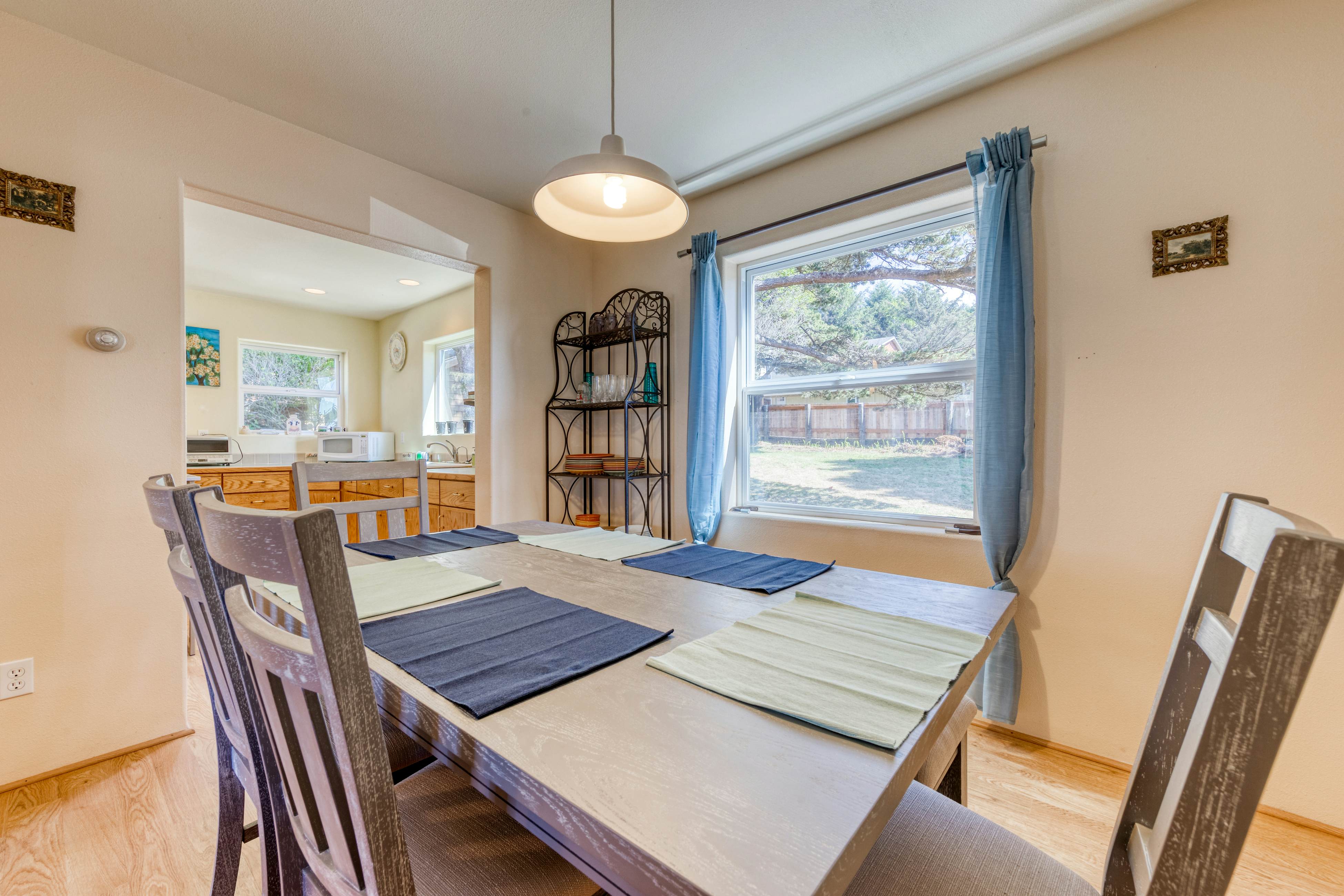 Dog-friendly house near beach w/ hot tub, fireplace, enclosed yard, full kitchen