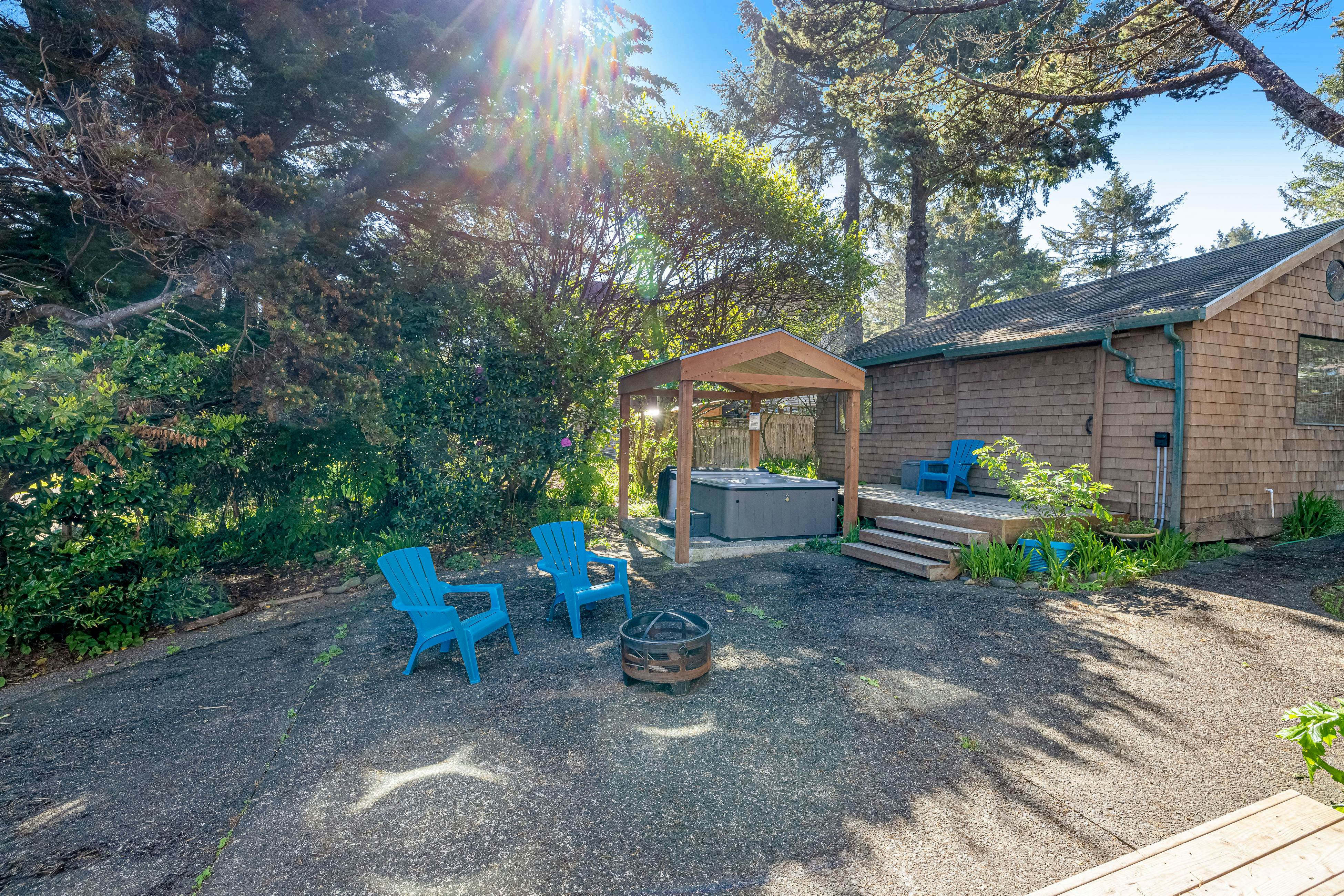 Dog-friendly house near beach w/ hot tub, fireplace, enclosed yard, full kitchen