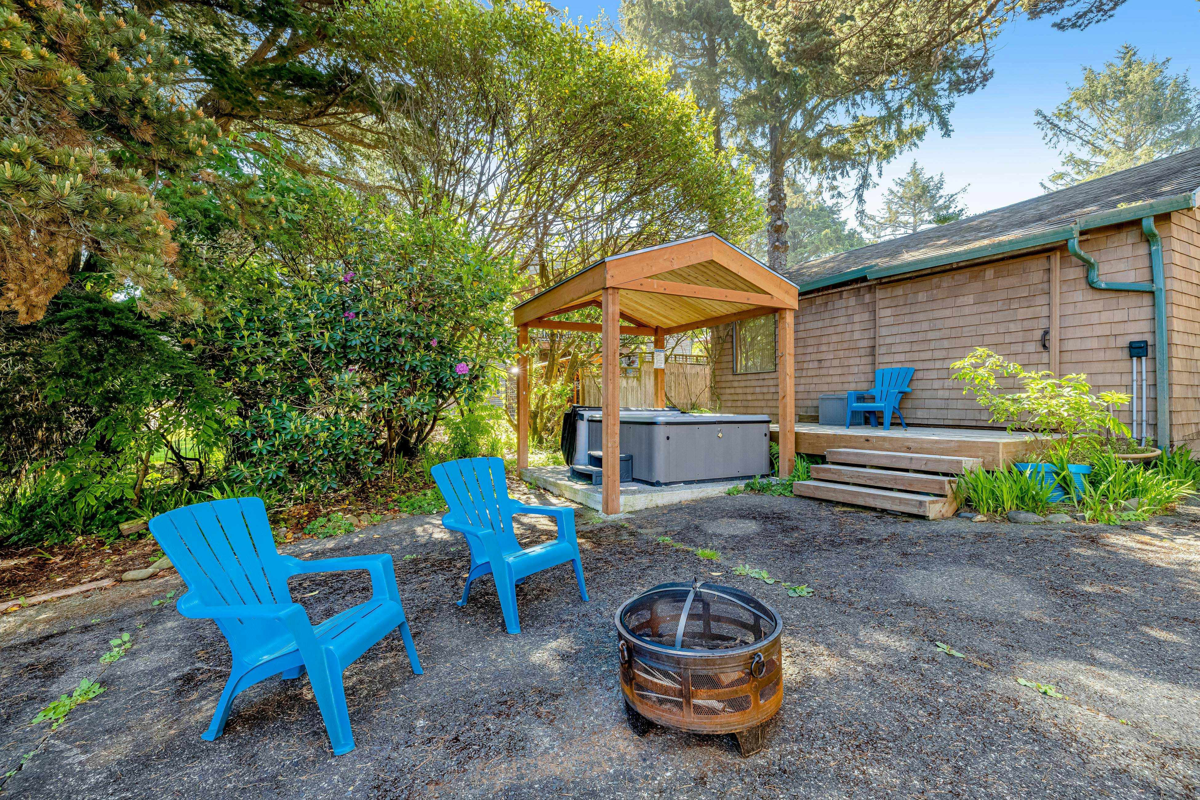 Dog-friendly house near beach w/ hot tub, fireplace, enclosed yard, full kitchen