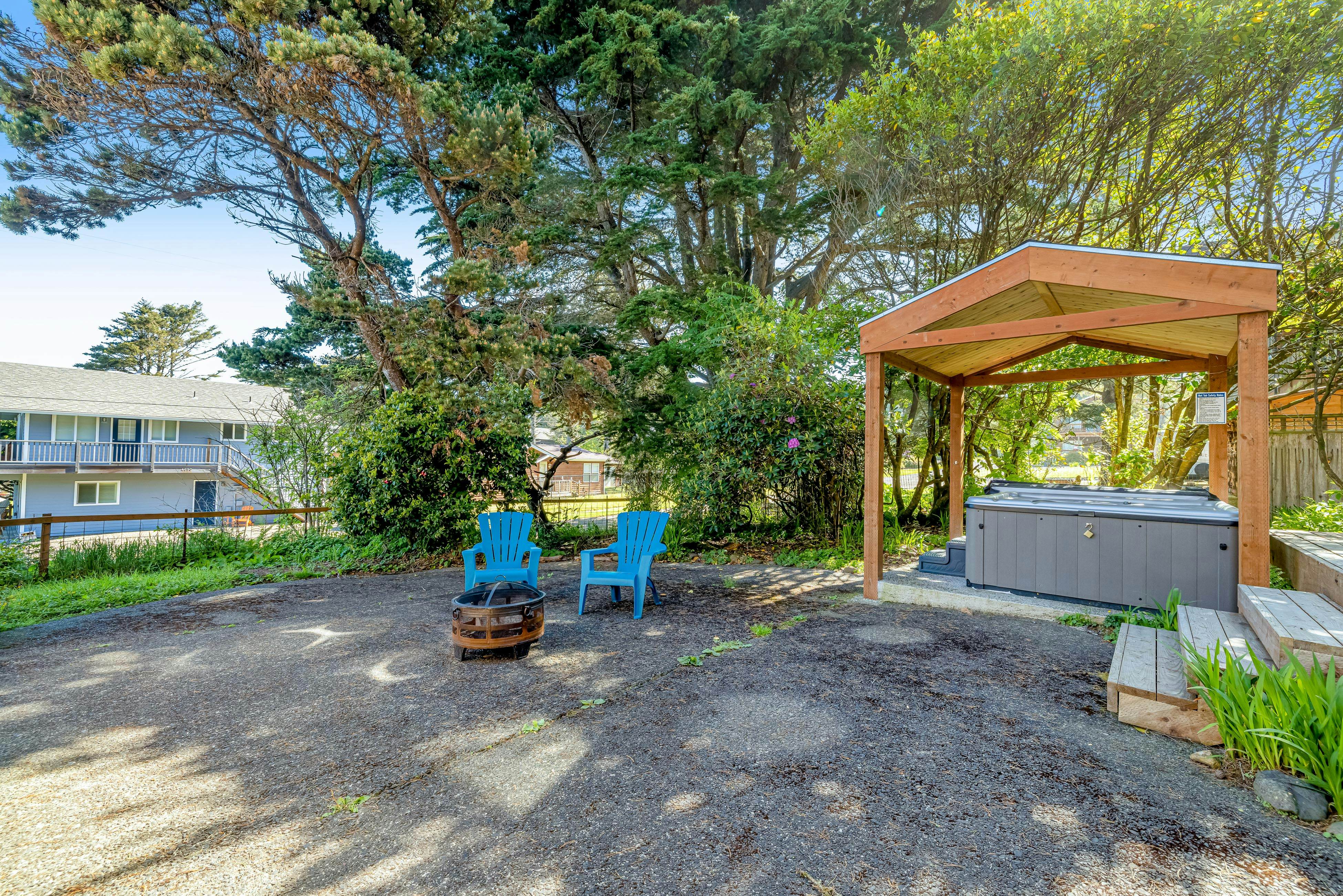 Dog-friendly house near beach w/ hot tub, fireplace, enclosed yard, full kitchen