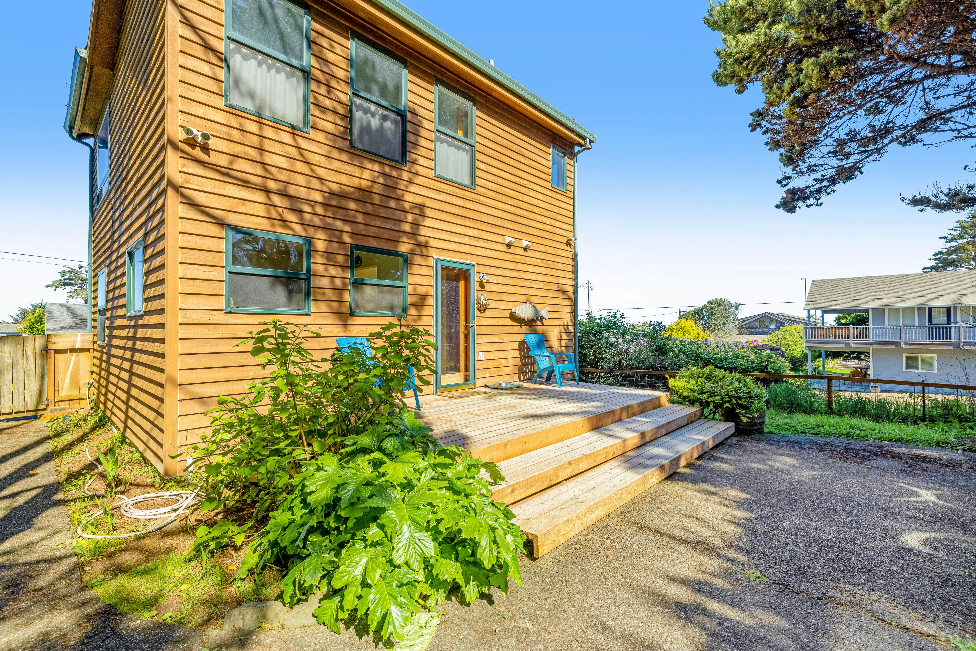 Dog-friendly house near beach w/ hot tub, fireplace, enclosed yard, full kitchen