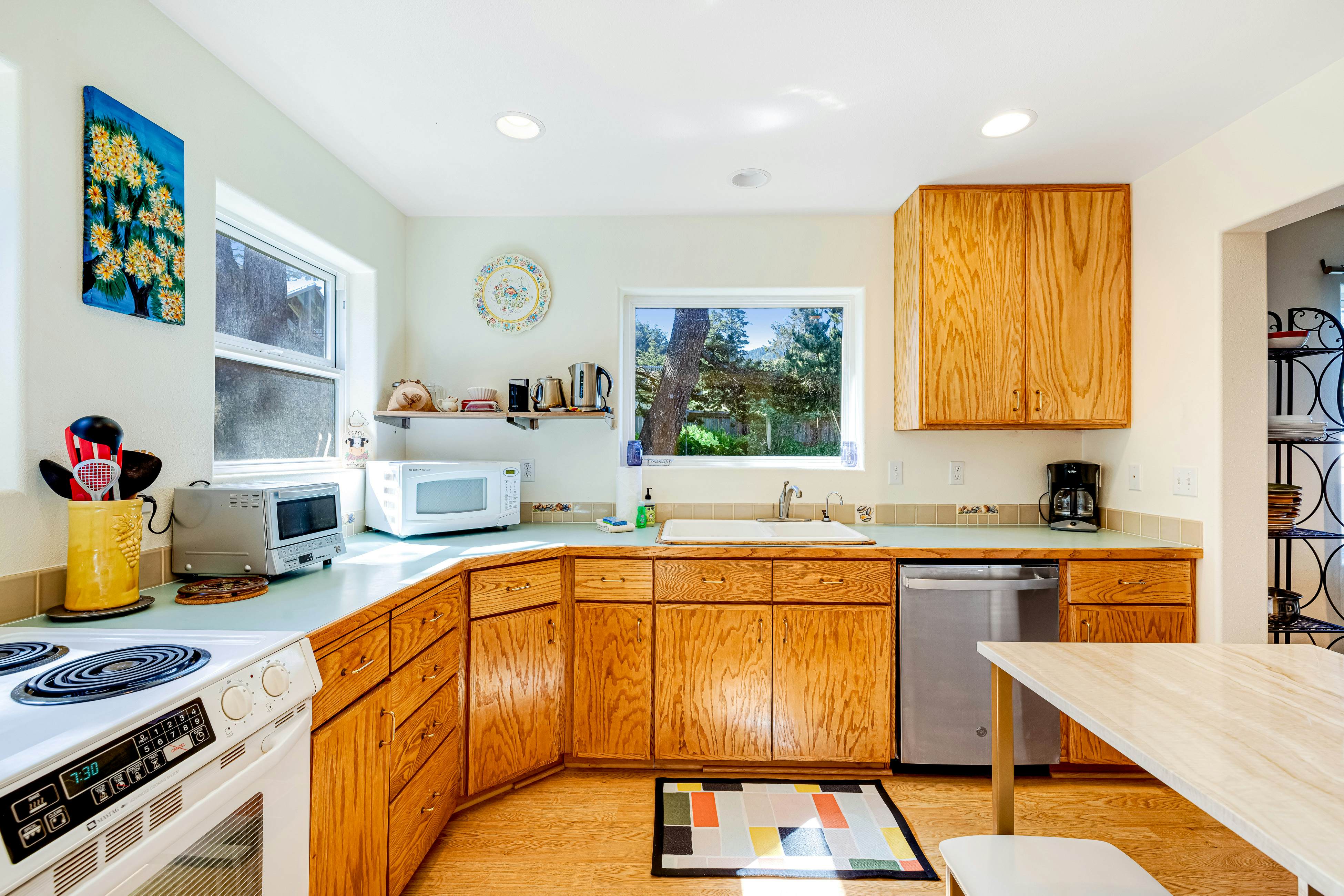 Dog-friendly house near beach w/ hot tub, fireplace, enclosed yard, full kitchen