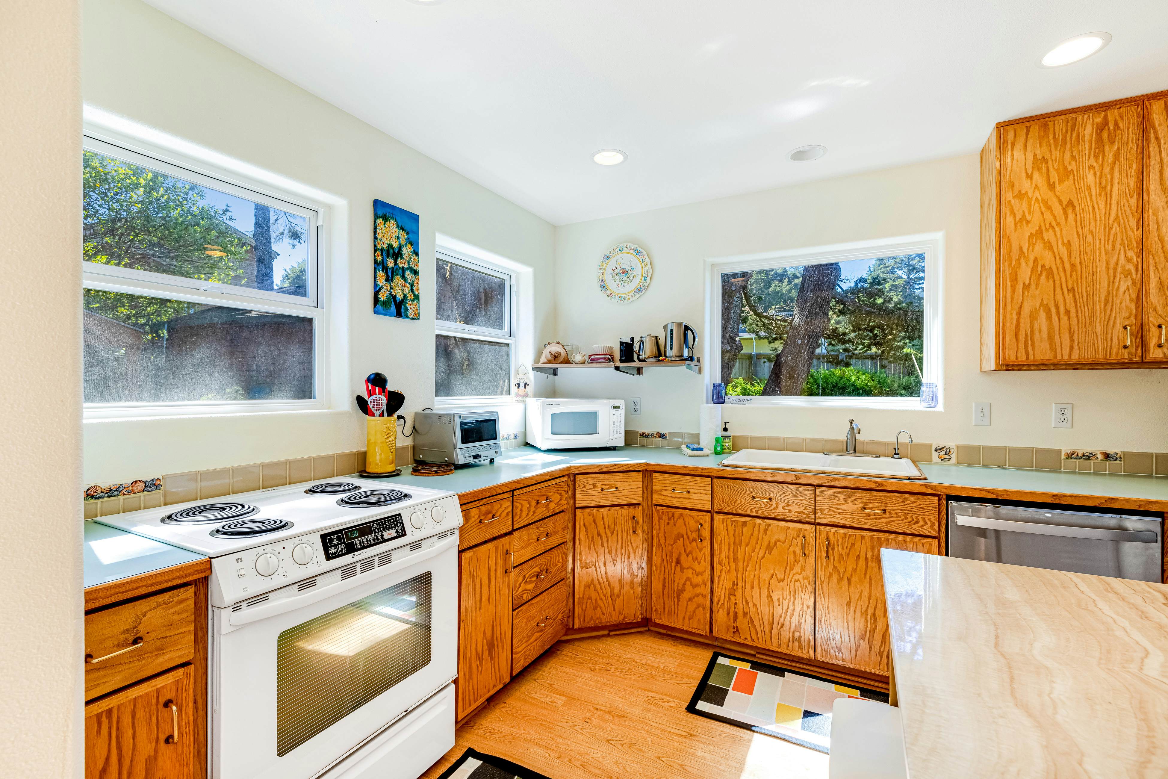 Dog-friendly house near beach w/ hot tub, fireplace, enclosed yard, full kitchen