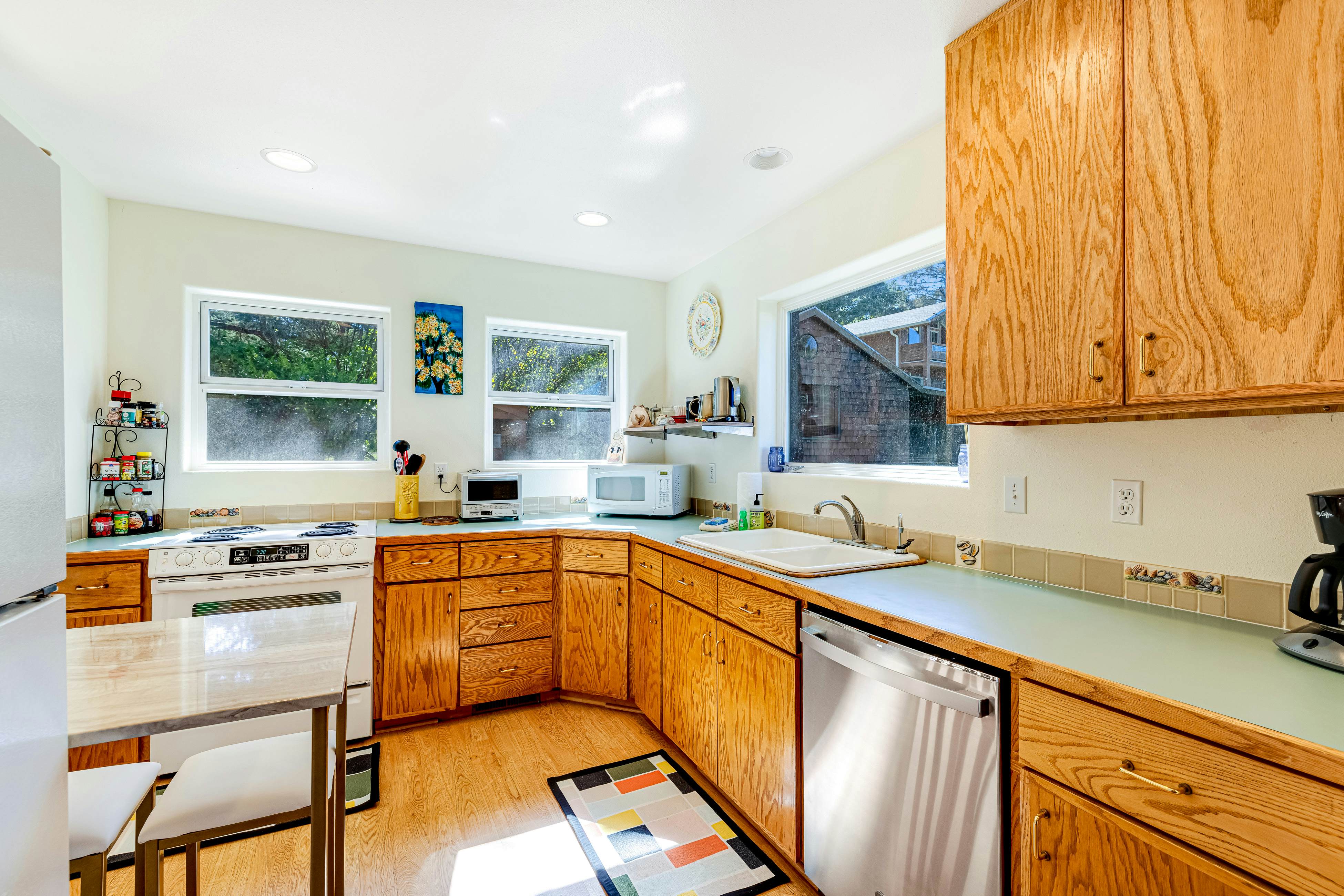 Dog-friendly house near beach w/ hot tub, fireplace, enclosed yard, full kitchen