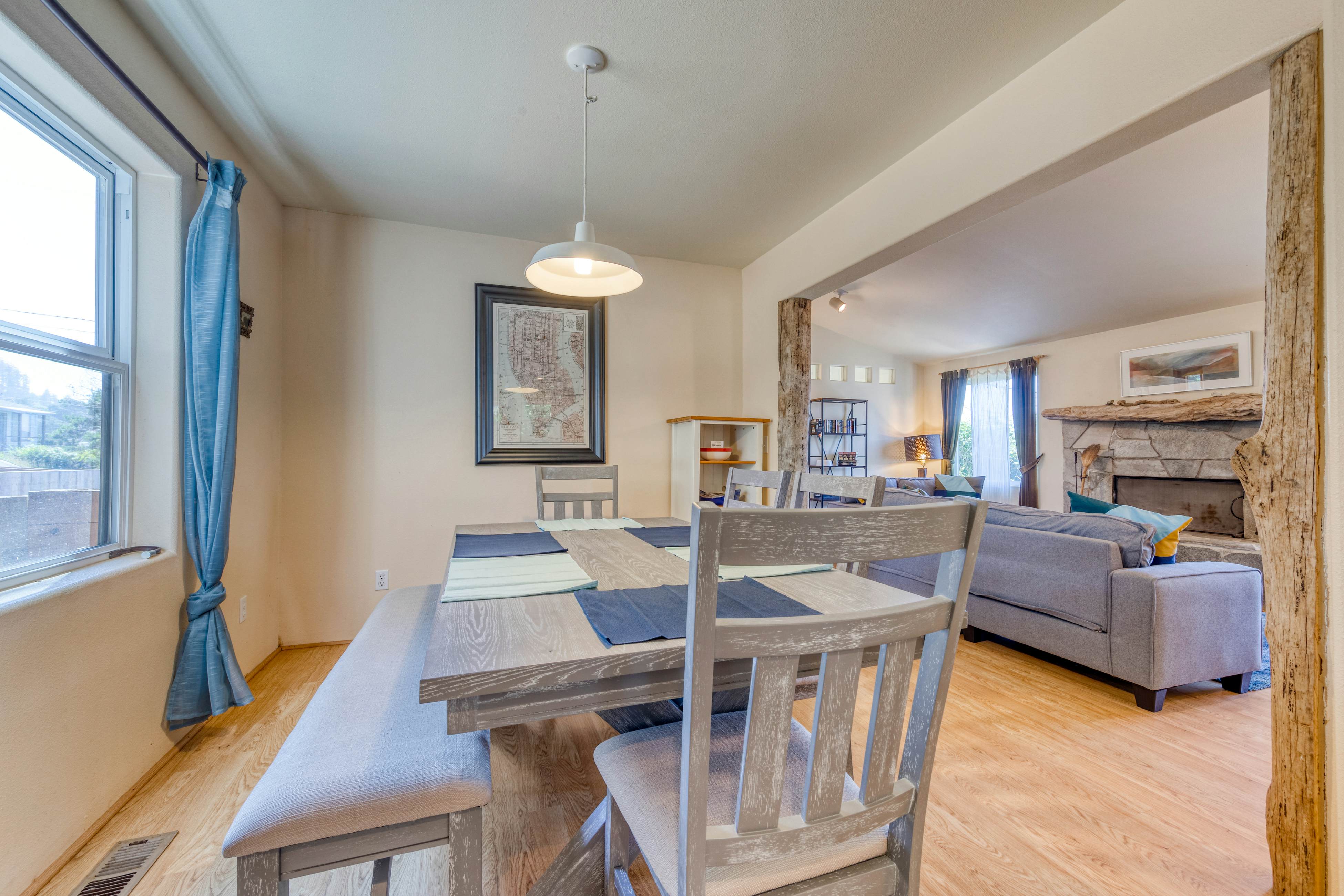 Dog-friendly house near beach w/ hot tub, fireplace, enclosed yard, full kitchen