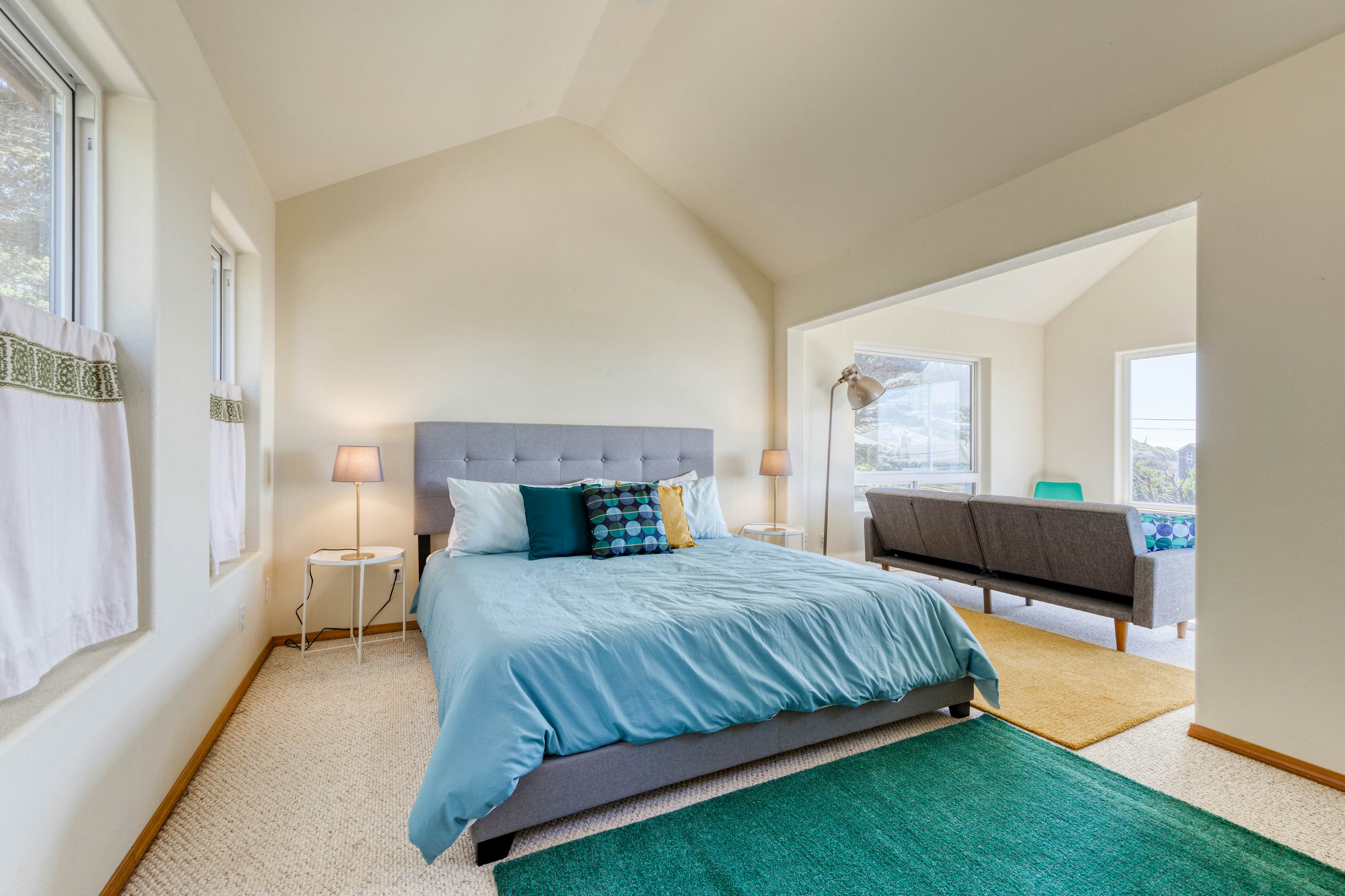 Dog-friendly house near beach w/ hot tub, fireplace, enclosed yard, full kitchen