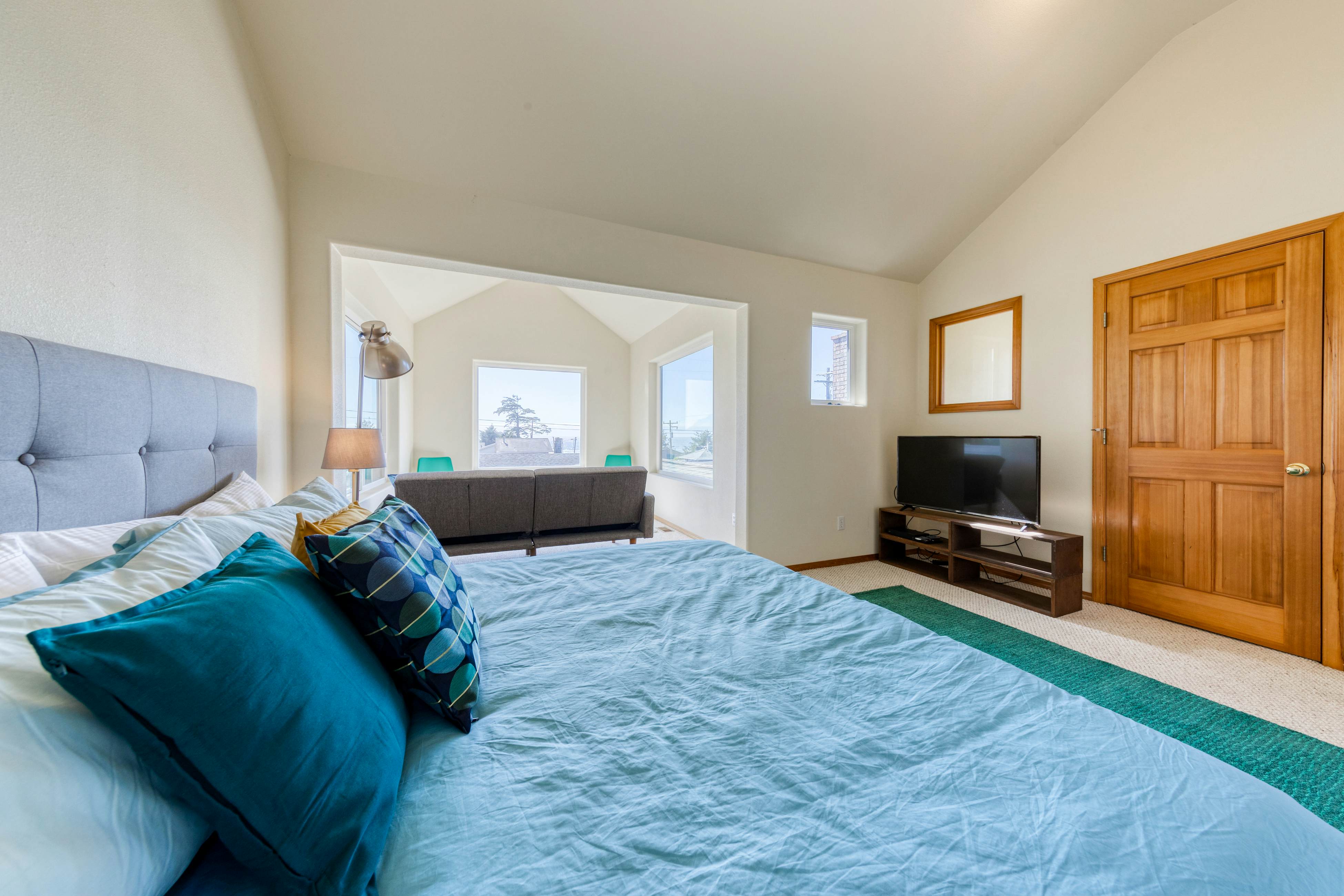 Dog-friendly house near beach w/ hot tub, fireplace, enclosed yard, full kitchen