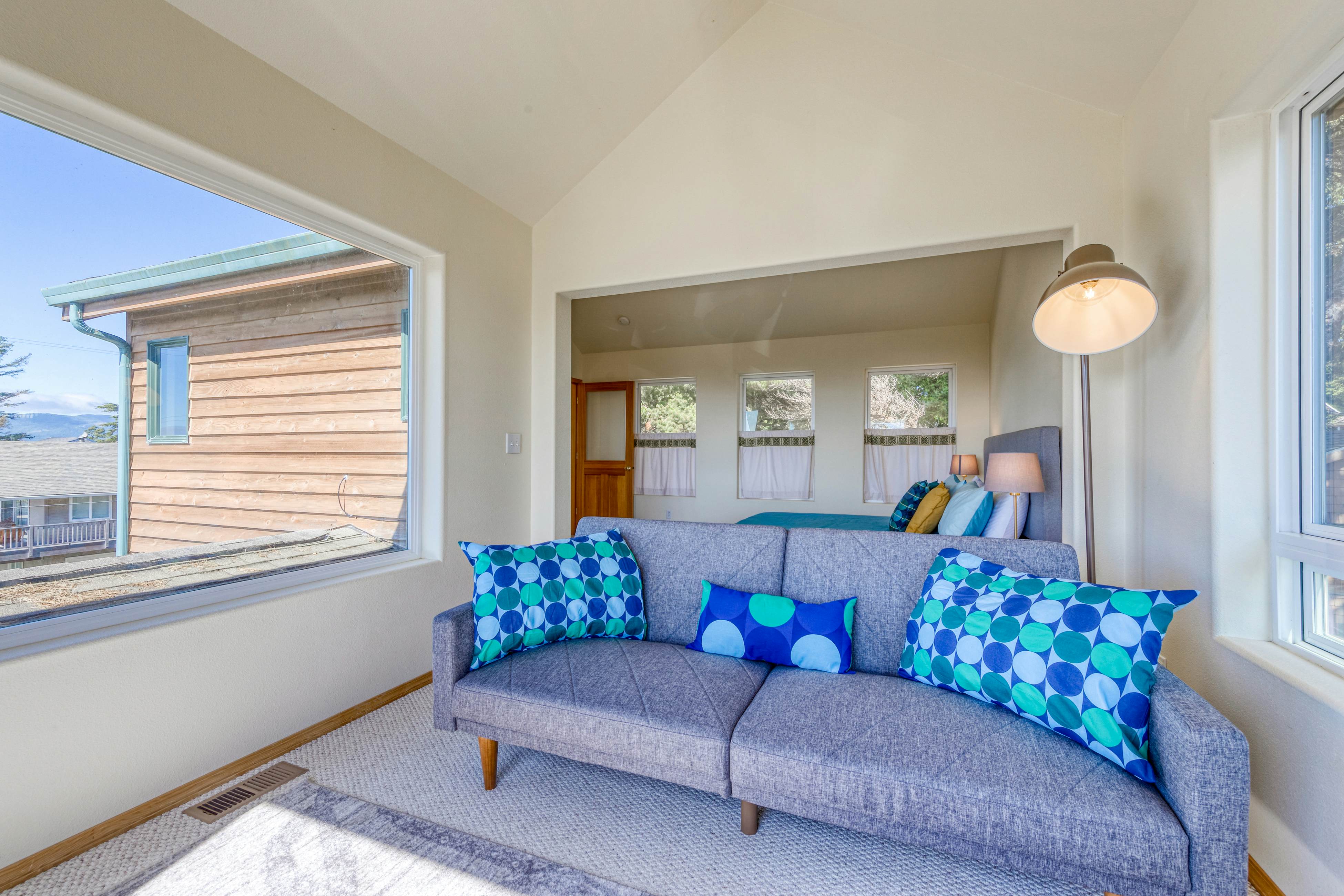 Dog-friendly house near beach w/ hot tub, fireplace, enclosed yard, full kitchen