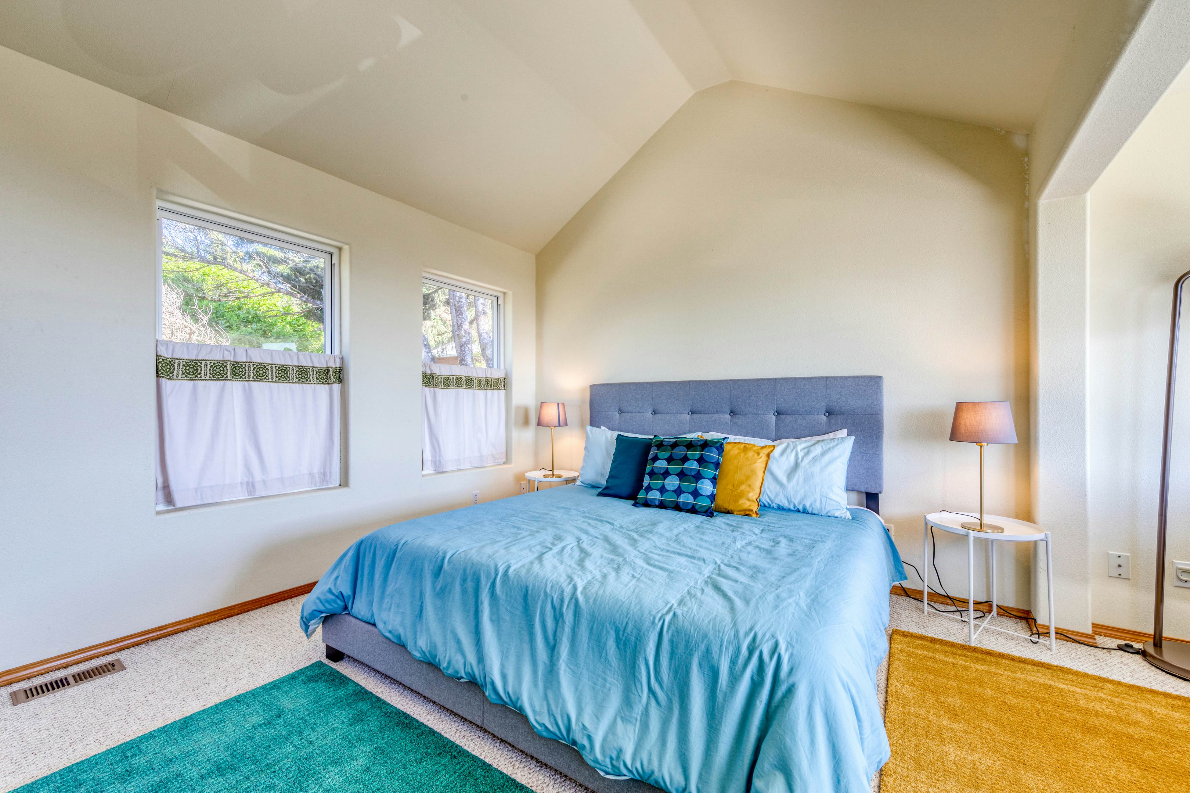 Dog-friendly house near beach w/ hot tub, fireplace, enclosed yard, full kitchen