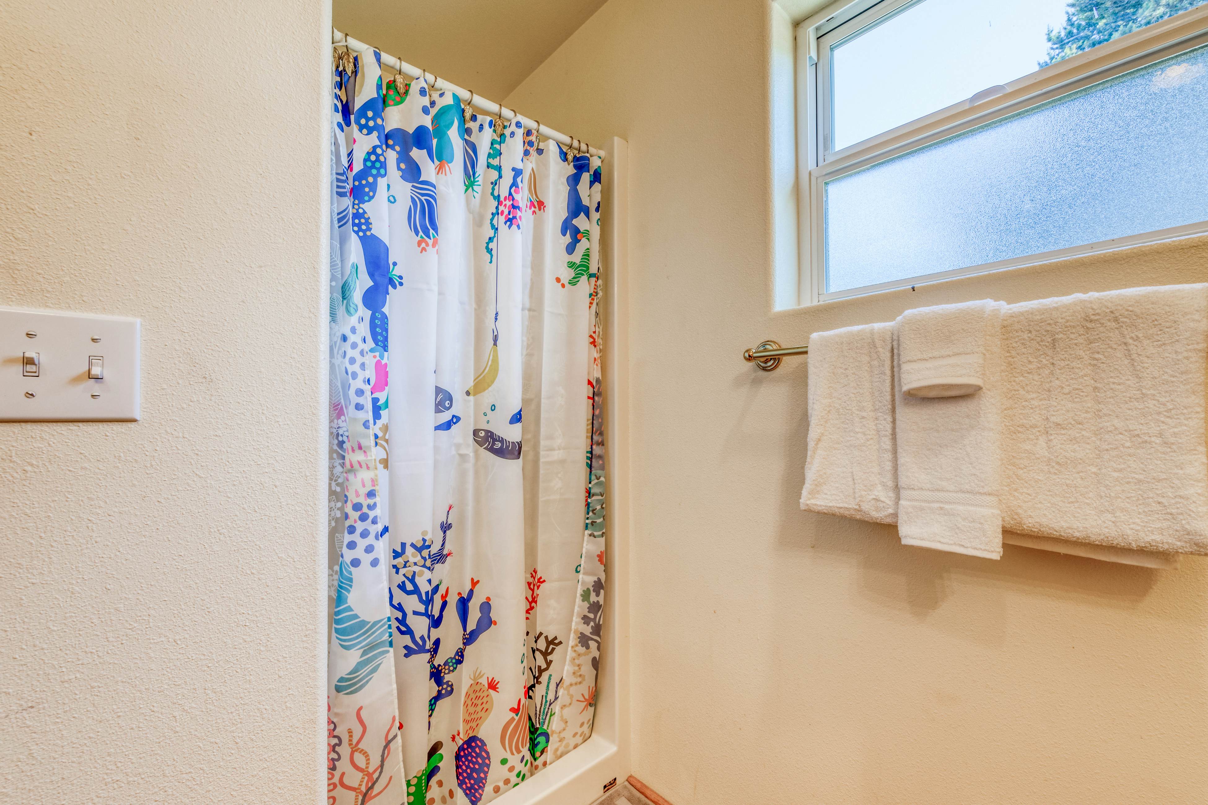 Dog-friendly house near beach w/ hot tub, fireplace, enclosed yard, full kitchen