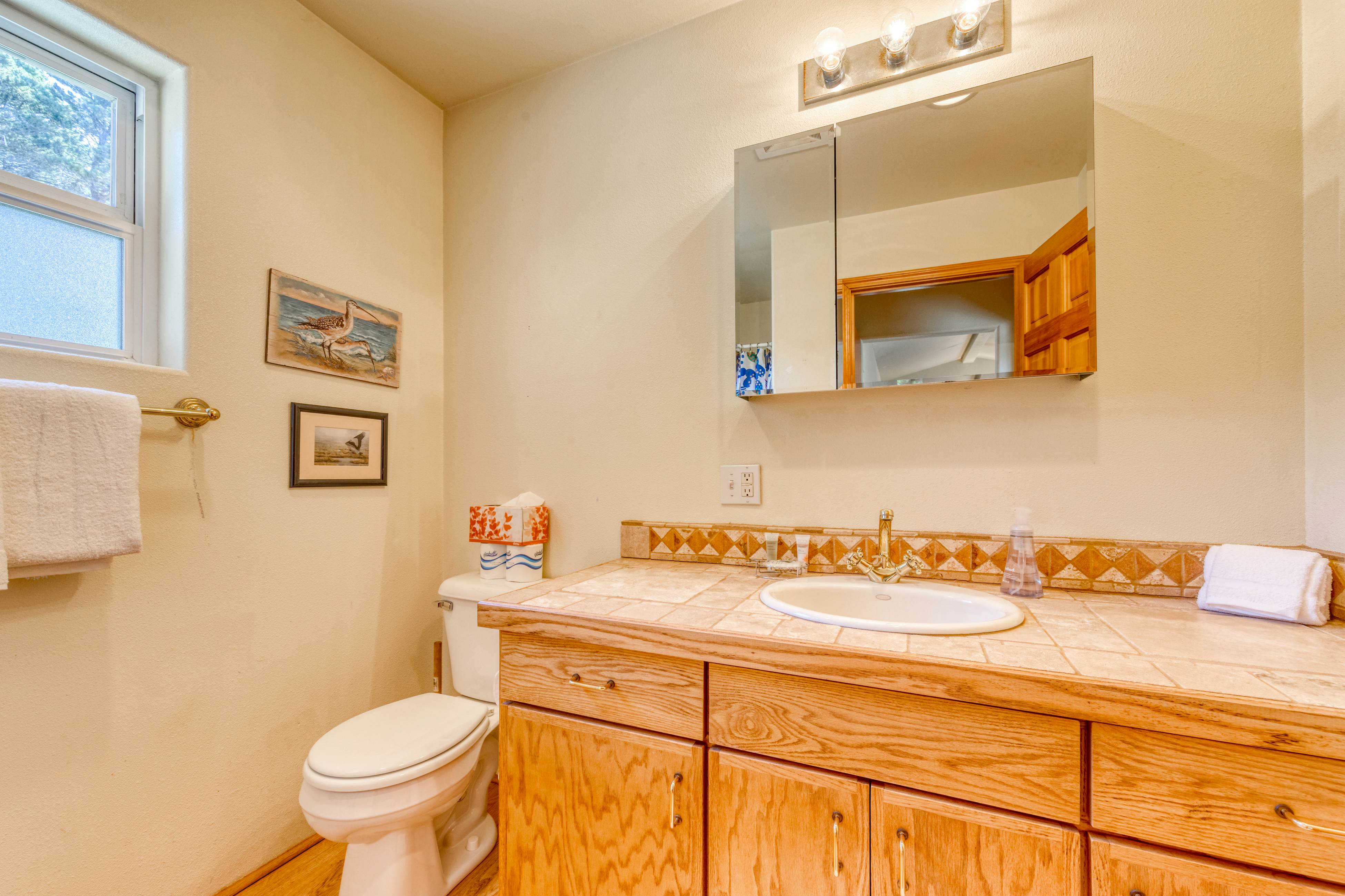 Dog-friendly house near beach w/ hot tub, fireplace, enclosed yard, full kitchen