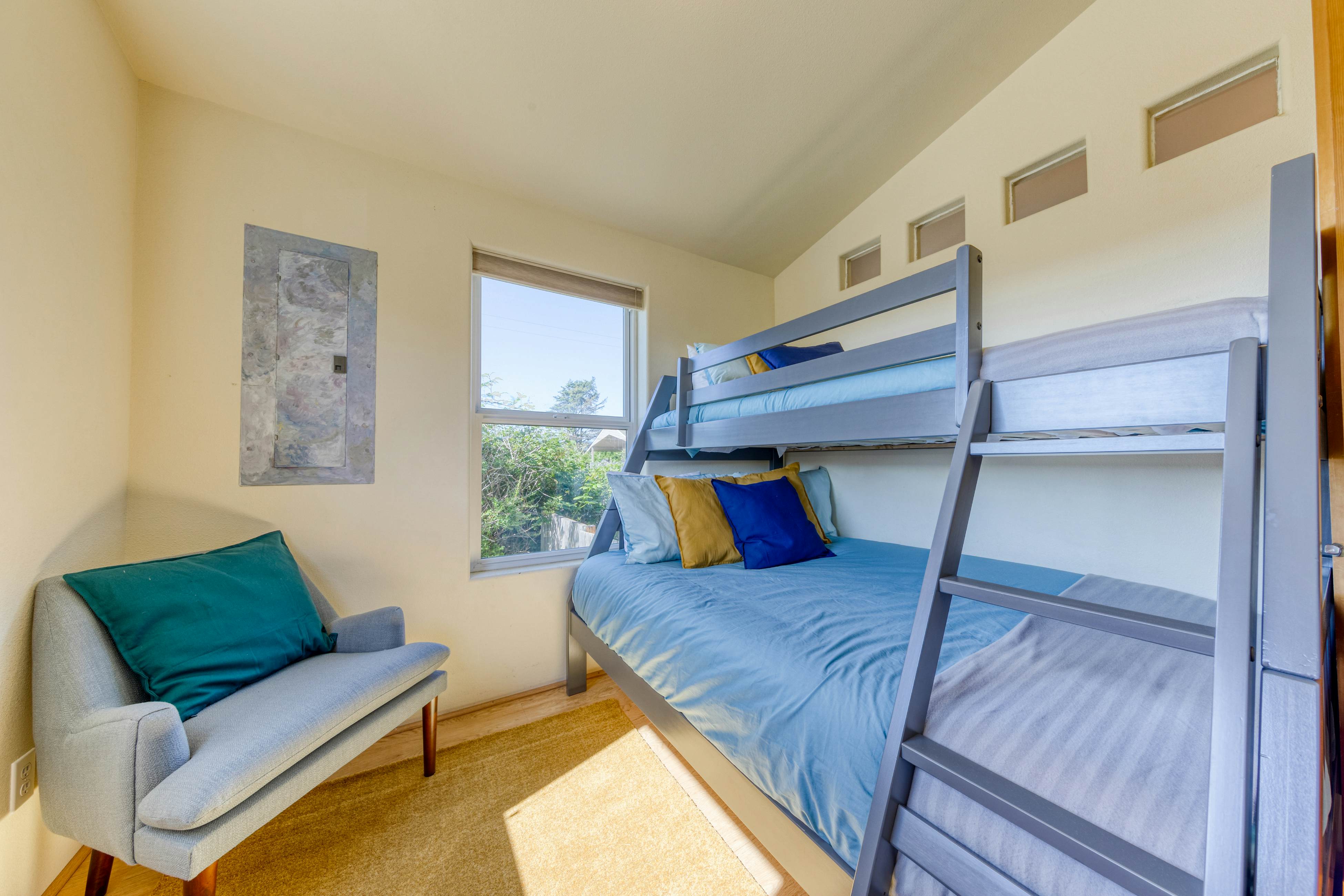 Dog-friendly house near beach w/ hot tub, fireplace, enclosed yard, full kitchen