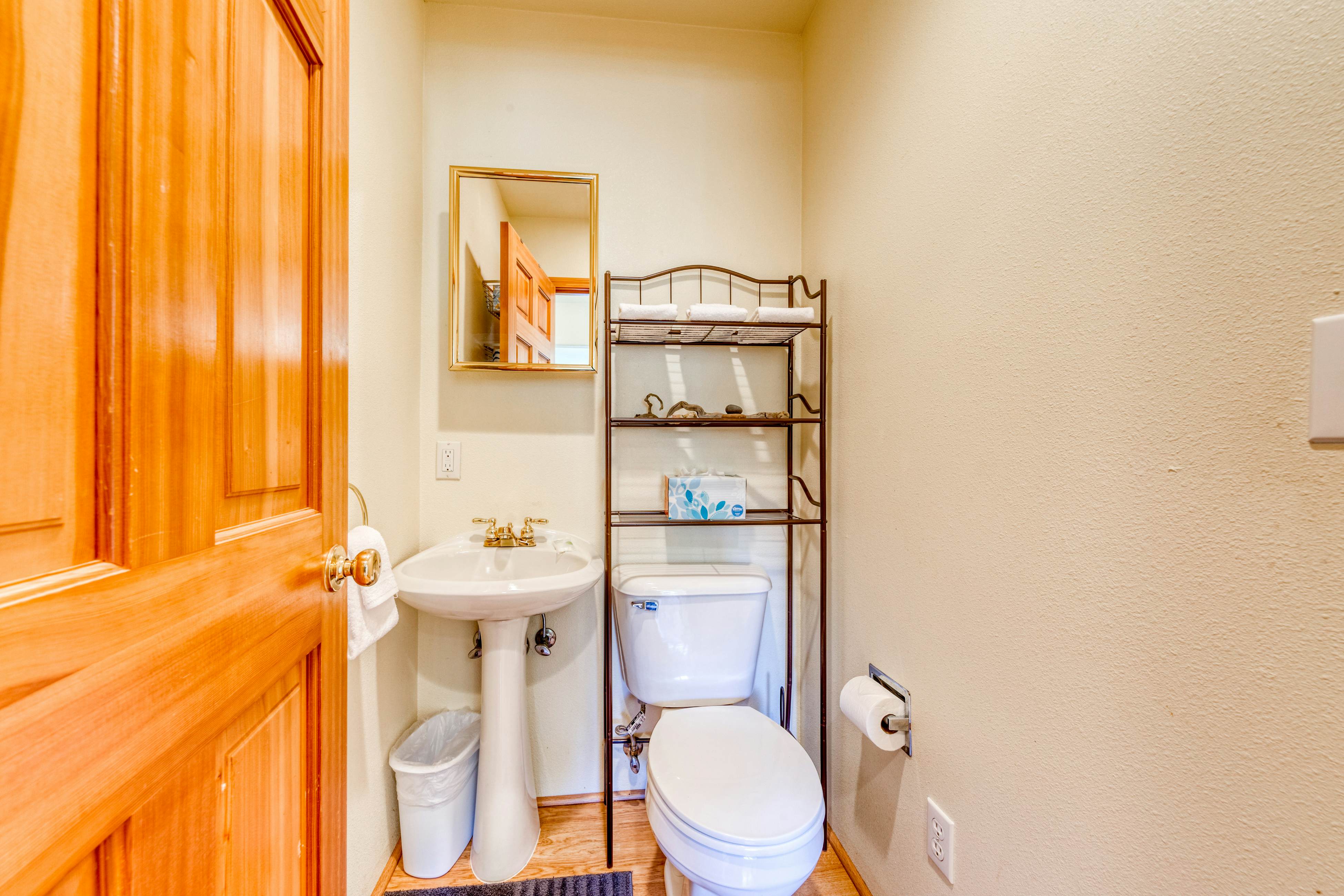 Dog-friendly house near beach w/ hot tub, fireplace, enclosed yard, full kitchen