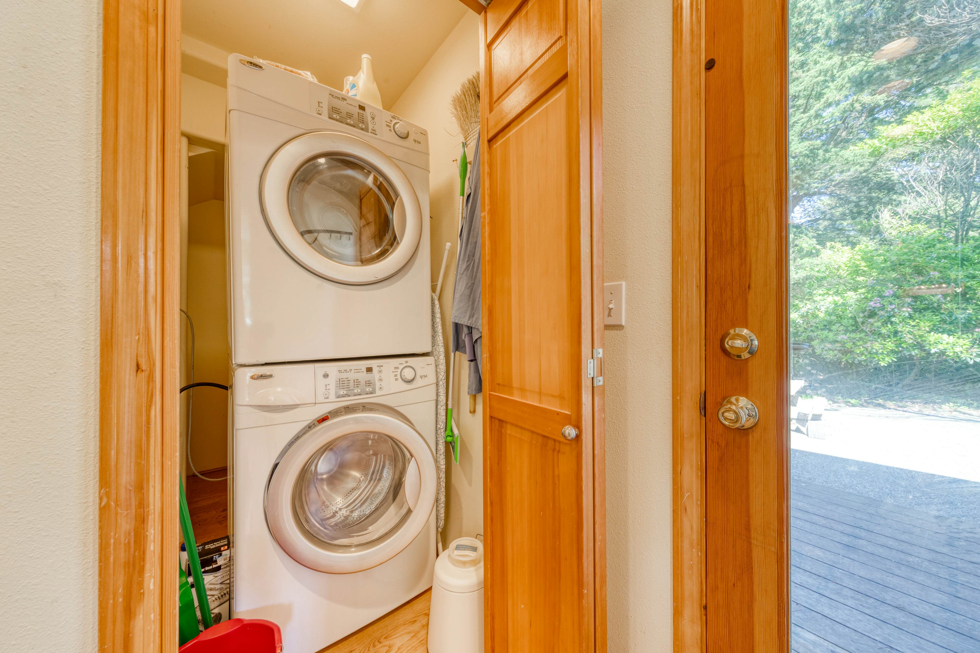 Dog-friendly house near beach w/ hot tub, fireplace, enclosed yard, full kitchen