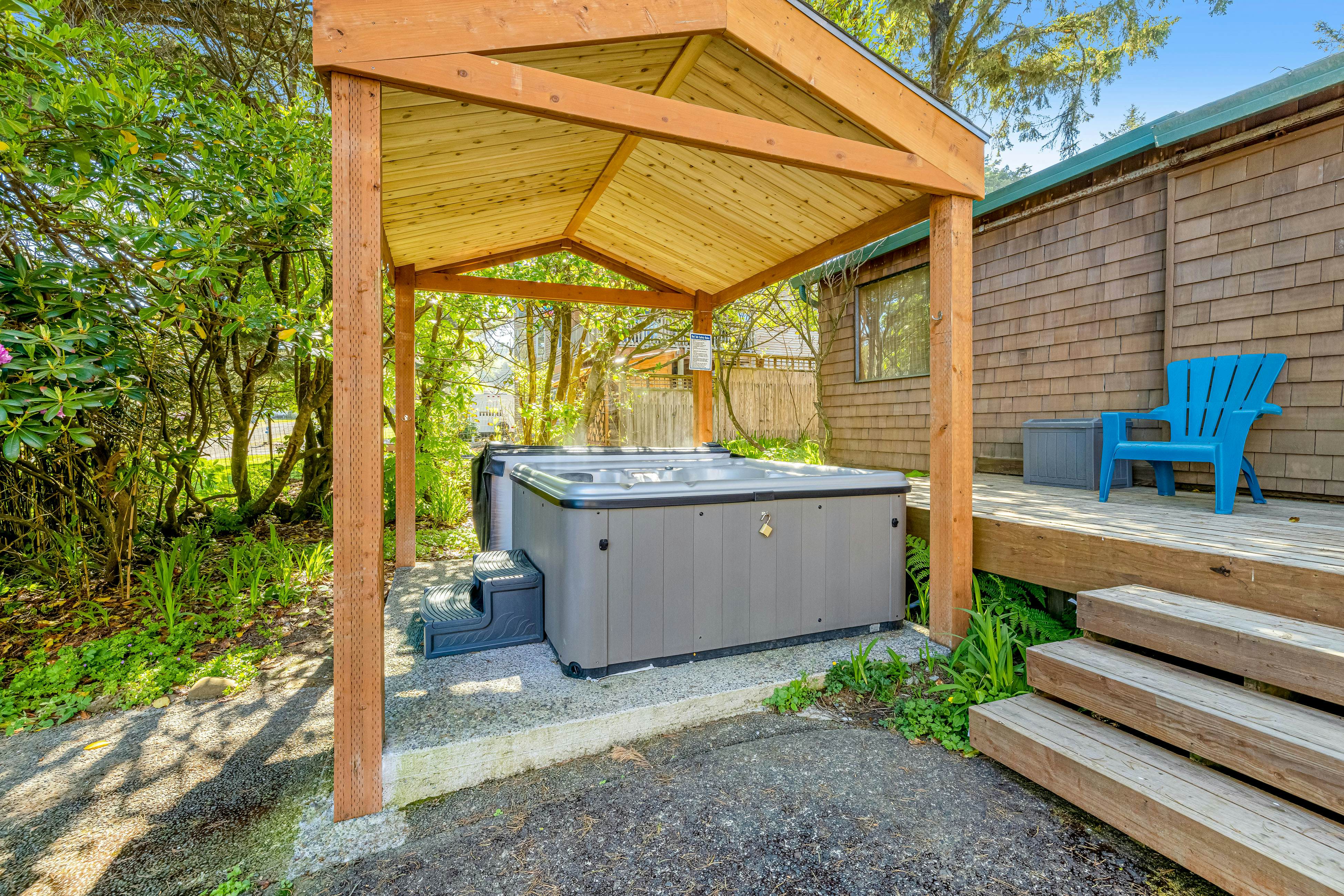 Dog-friendly house near beach w/ hot tub, fireplace, enclosed yard, full kitchen