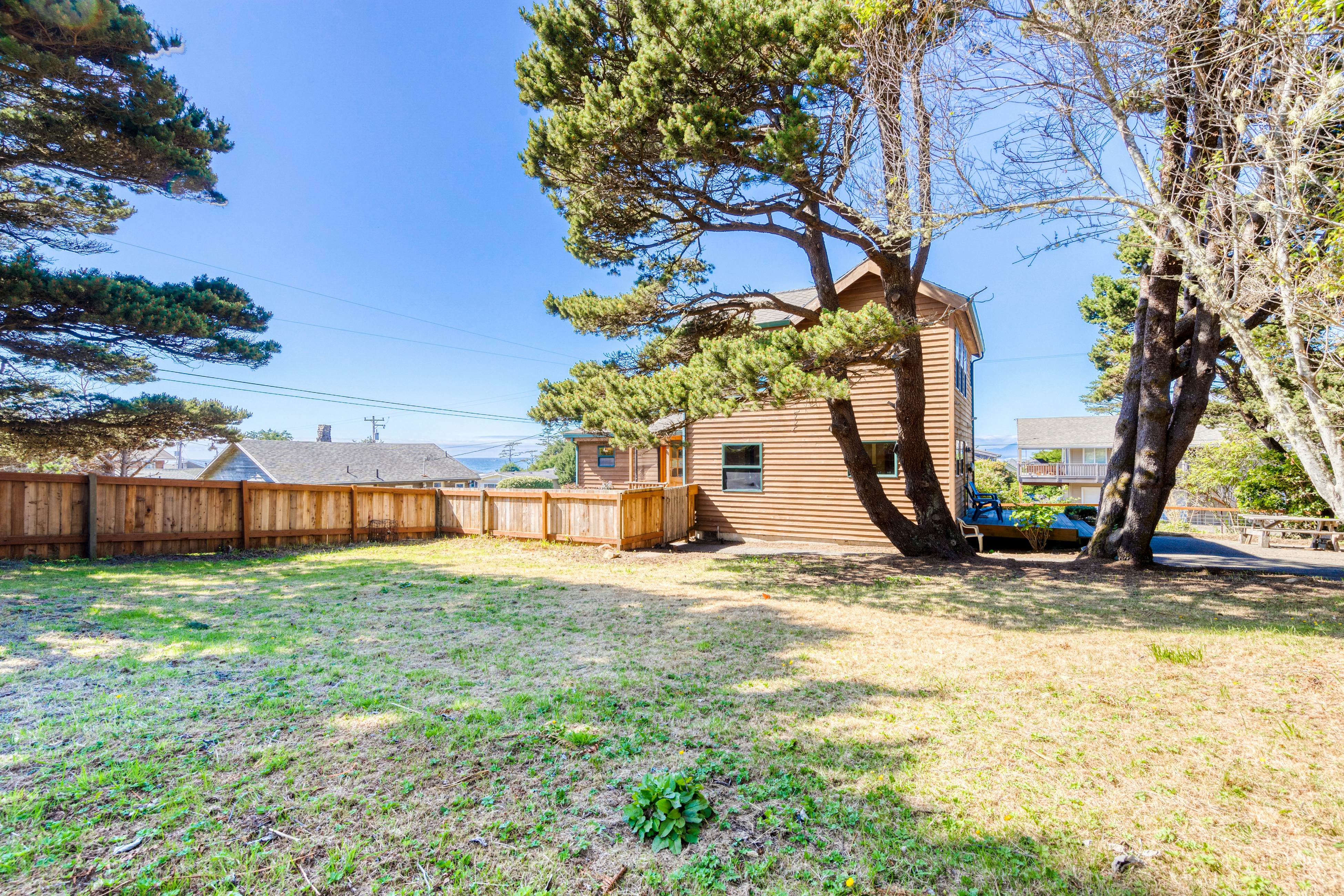 Dog-friendly house near beach w/ hot tub, fireplace, enclosed yard, full kitchen