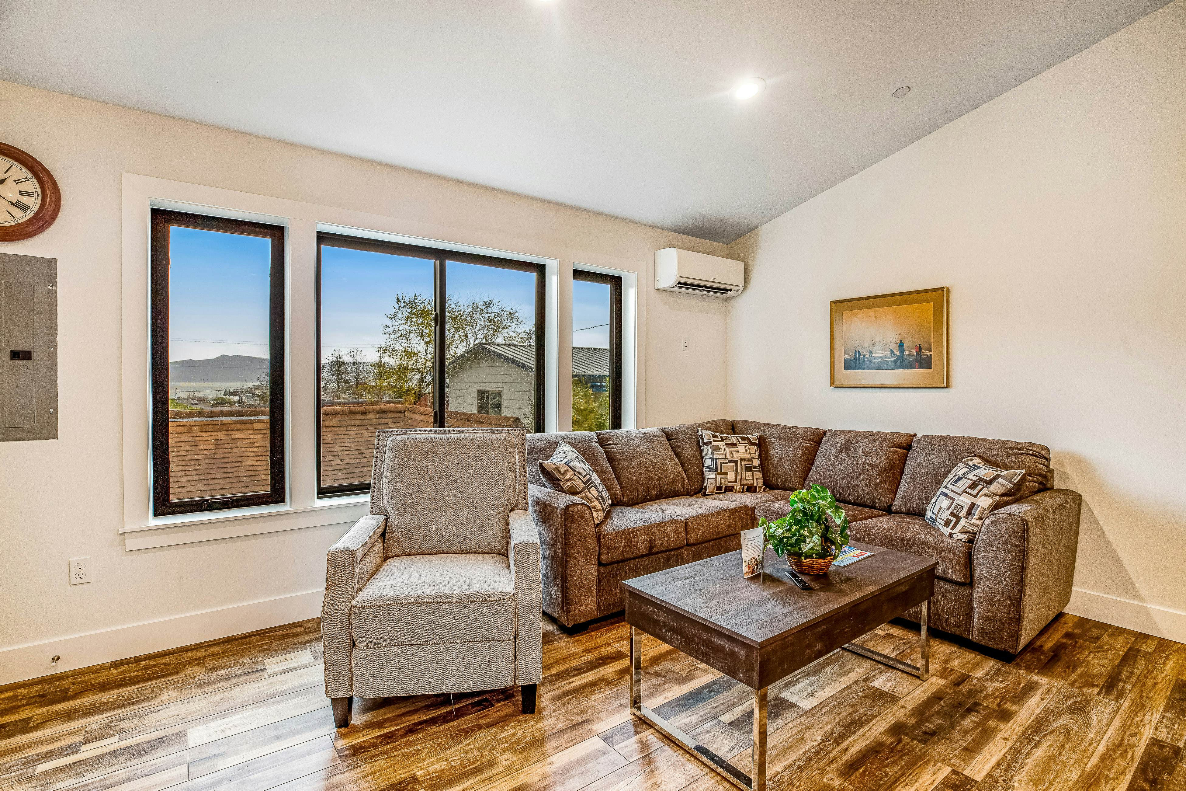 Brand new modern downtown apartment w/AC & washer/dryer - near beach